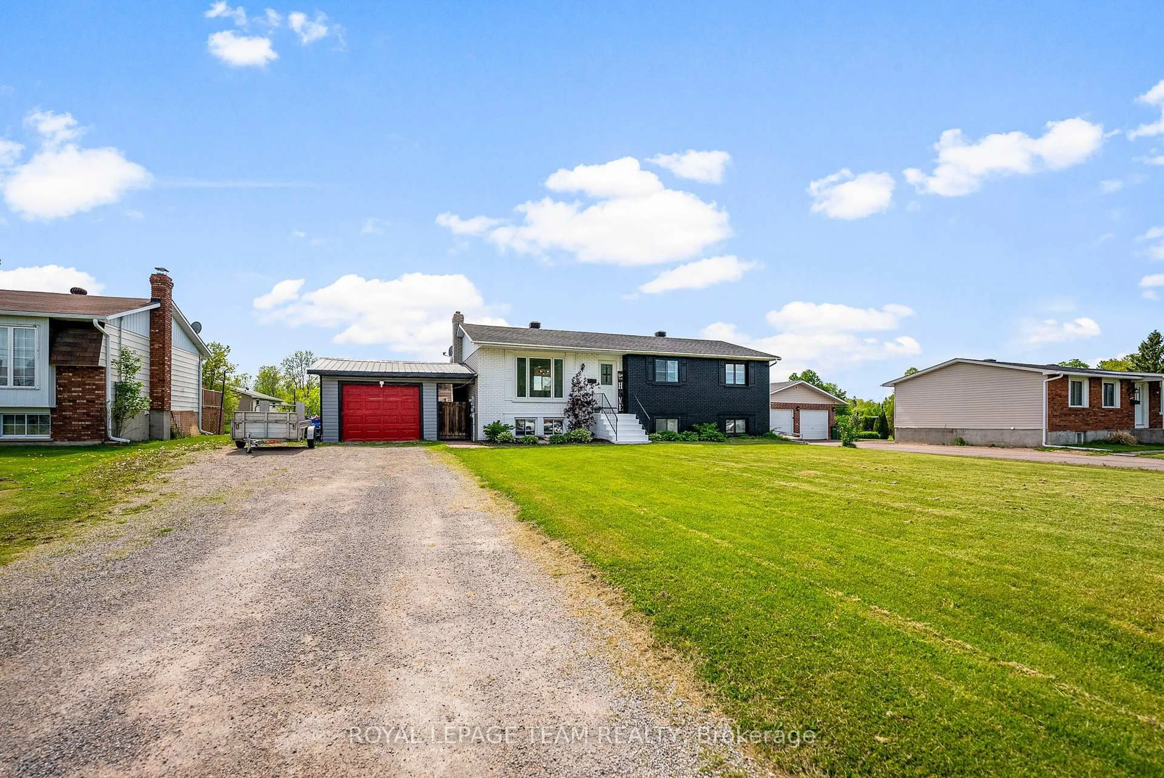 A pic from outside/outdoor area/front of a property/back of a property/a pic from drone, street for 40 Meadowbrook Dr, Pembroke Ontario K8A 7C3