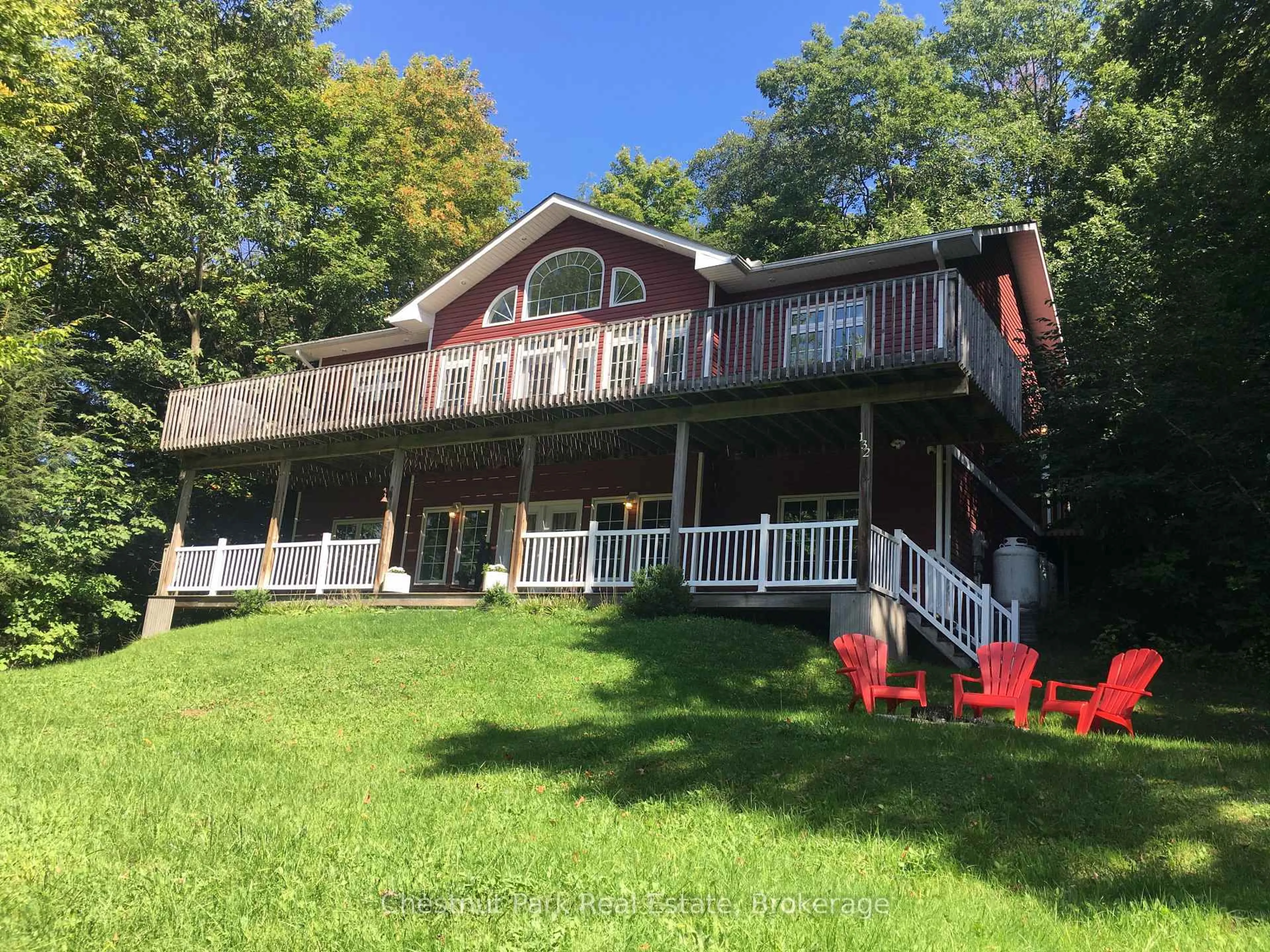 A pic from outside/outdoor area/front of a property/back of a property/a pic from drone, water/lake/river/ocean view for 132 WOODLAND Dr, Huntsville Ontario P1H 1A7