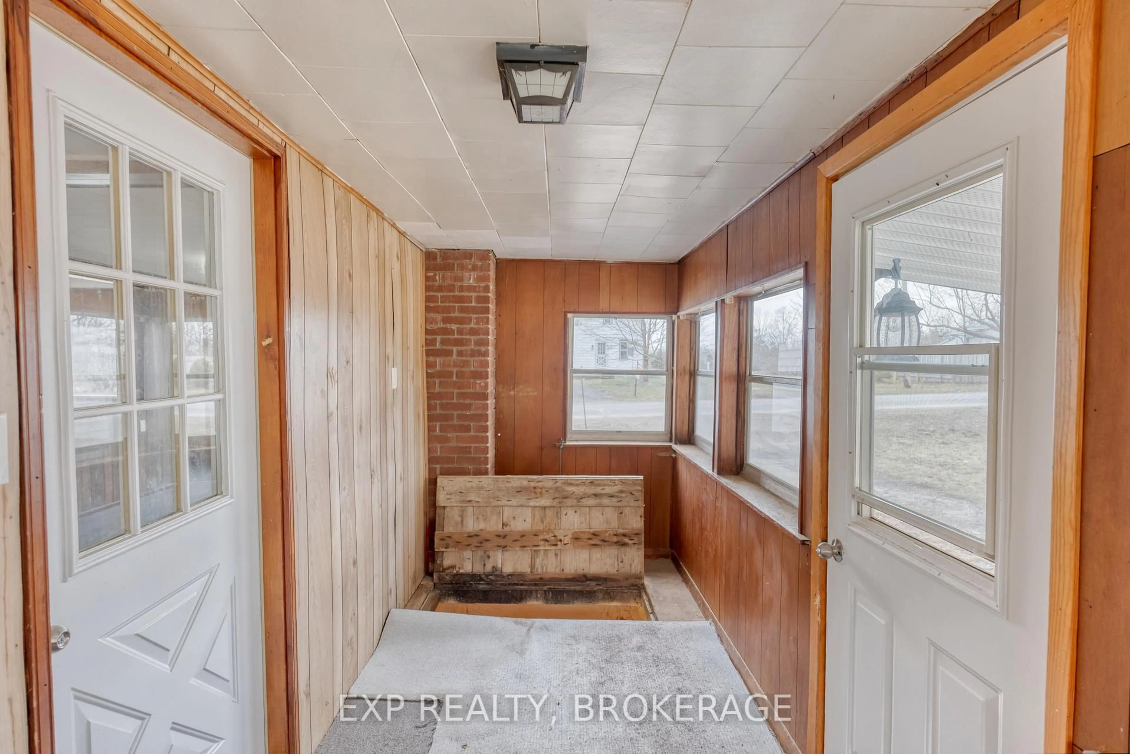 Indoor entryway for 333 BURRIDGE Rd, Godfrey Ontario K0H 1T0