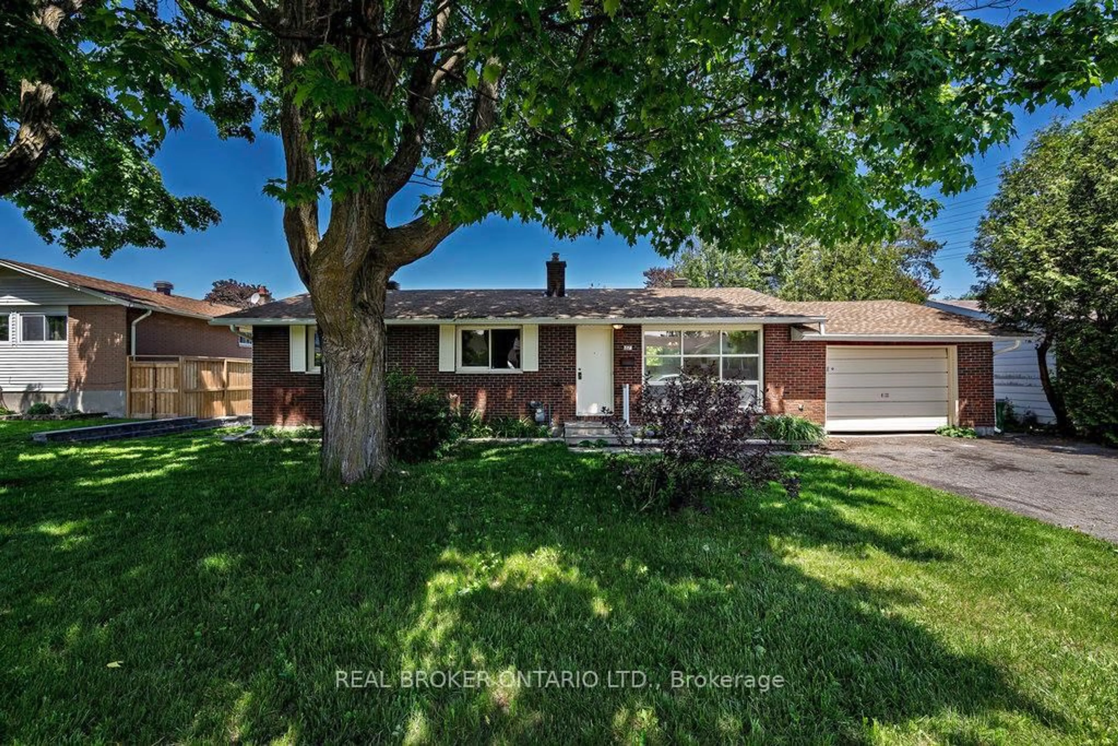 A pic from outside/outdoor area/front of a property/back of a property/a pic from drone, street for 87 Viewmount Dr, Ottawa Ontario K2G 3B9