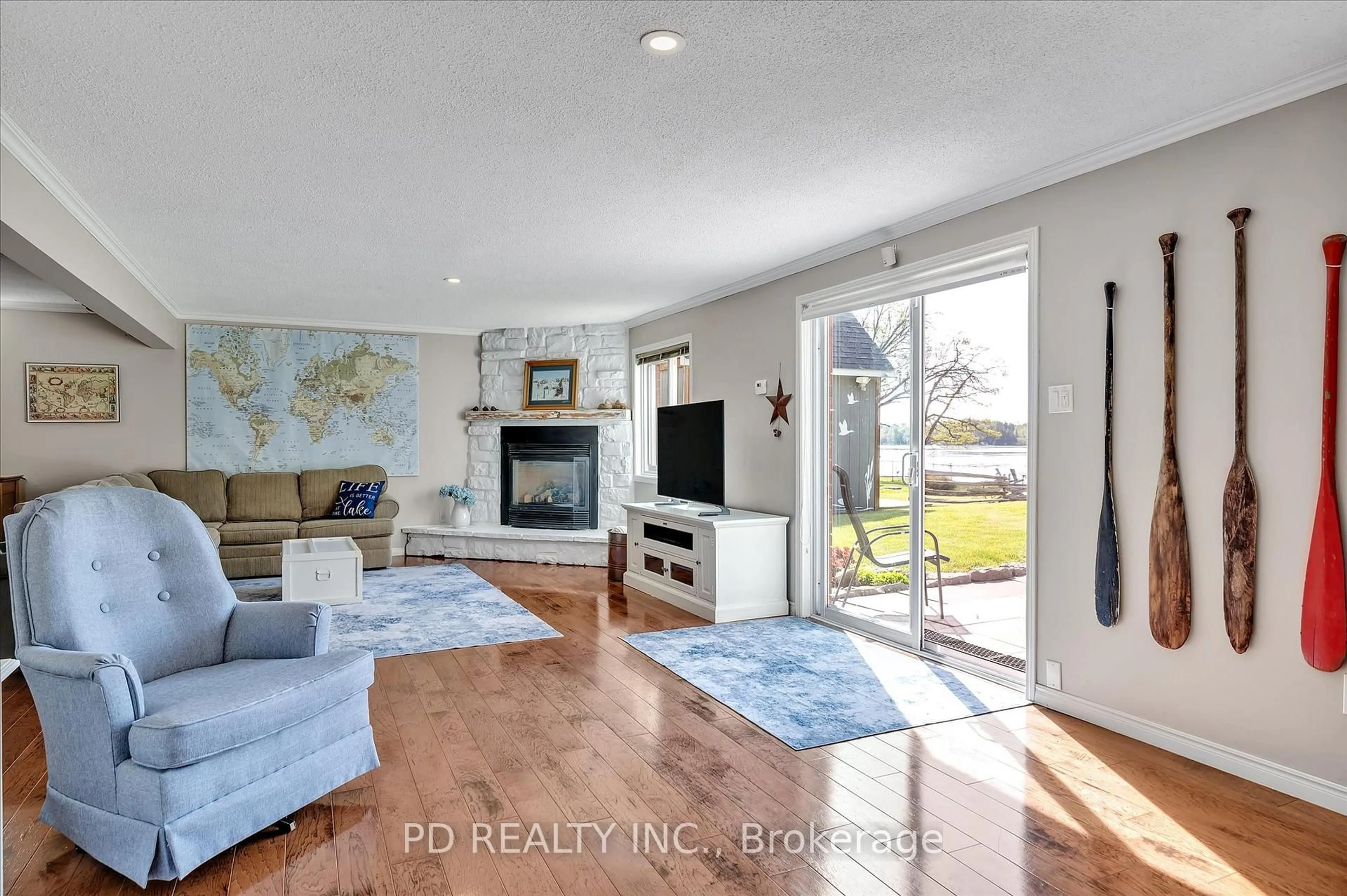 Living room with furniture, unknown for 112 Clearview Dr, Kawartha Lakes Ontario K0L 2W0