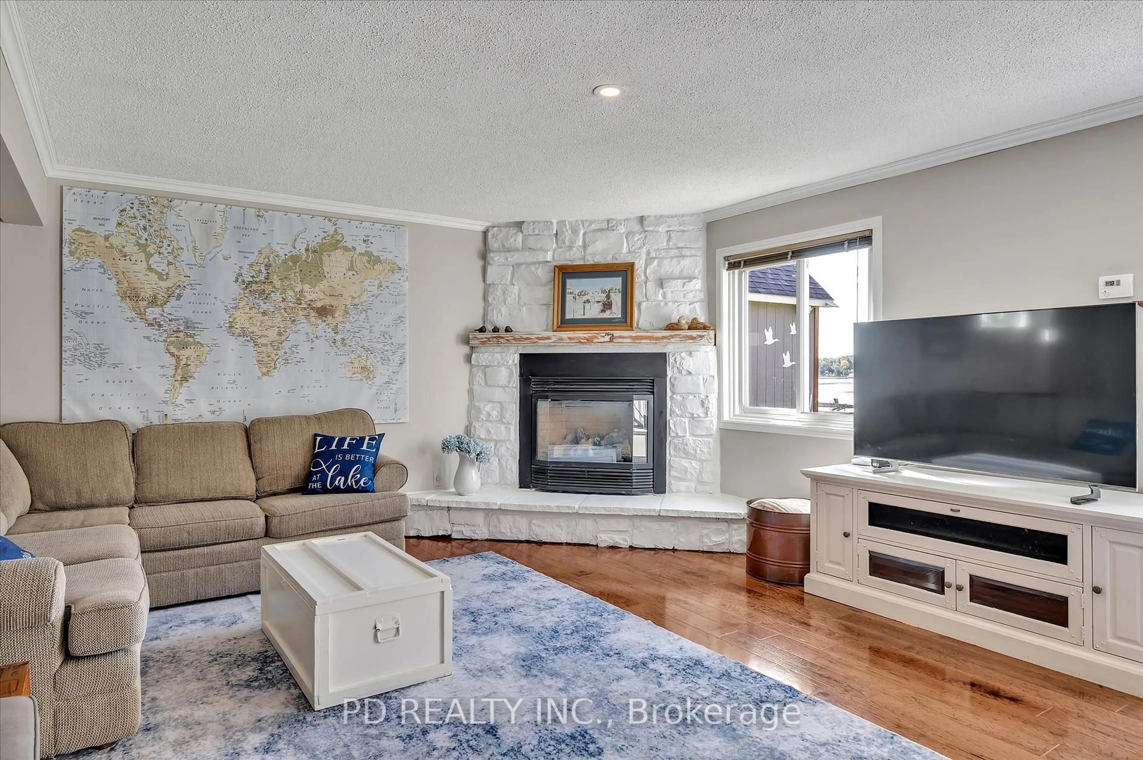 Living room with furniture, unknown for 112 Clearview Dr, Kawartha Lakes Ontario K0L 2W0