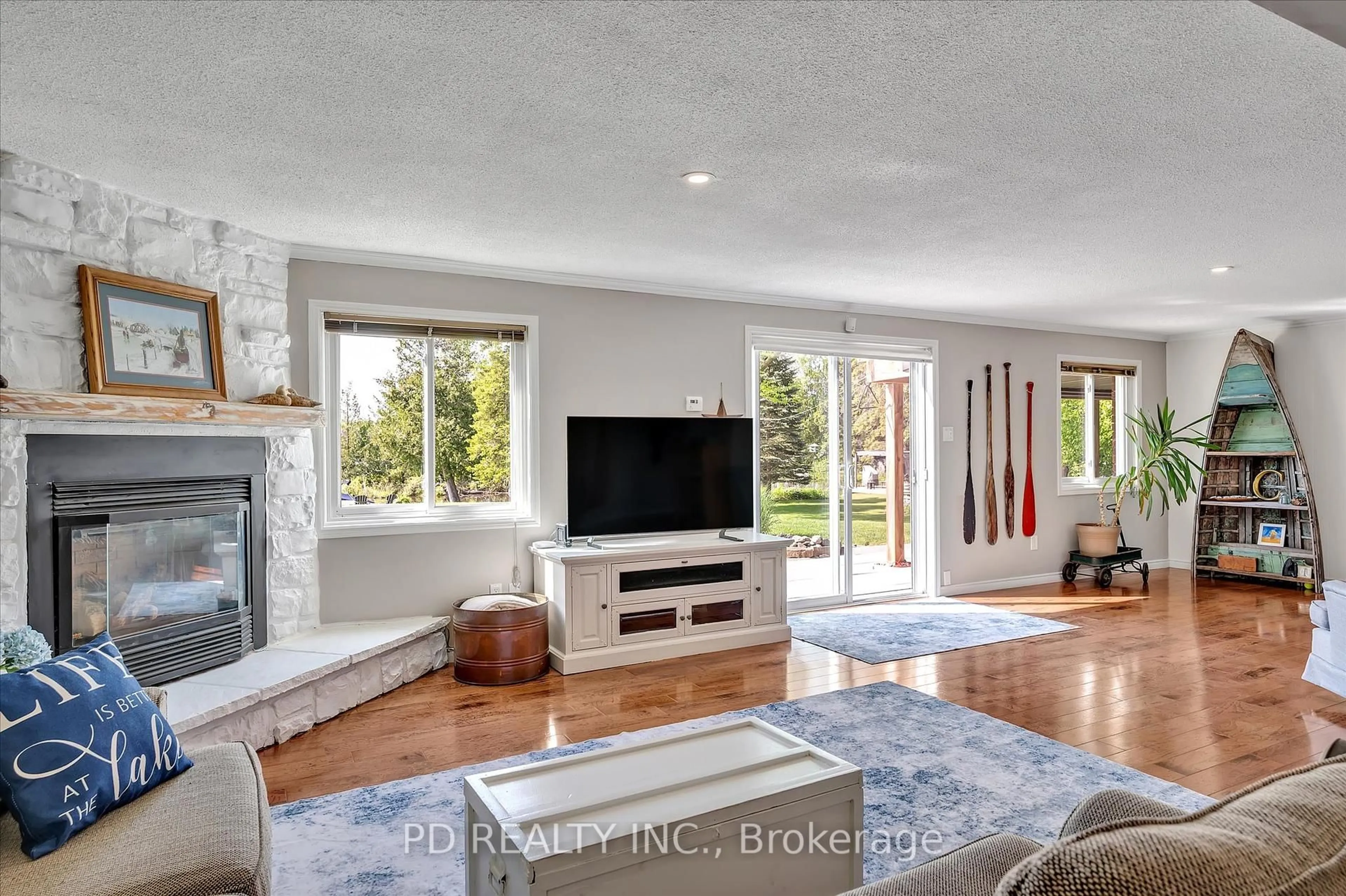 Living room with furniture, unknown for 112 Clearview Dr, Kawartha Lakes Ontario K0L 2W0