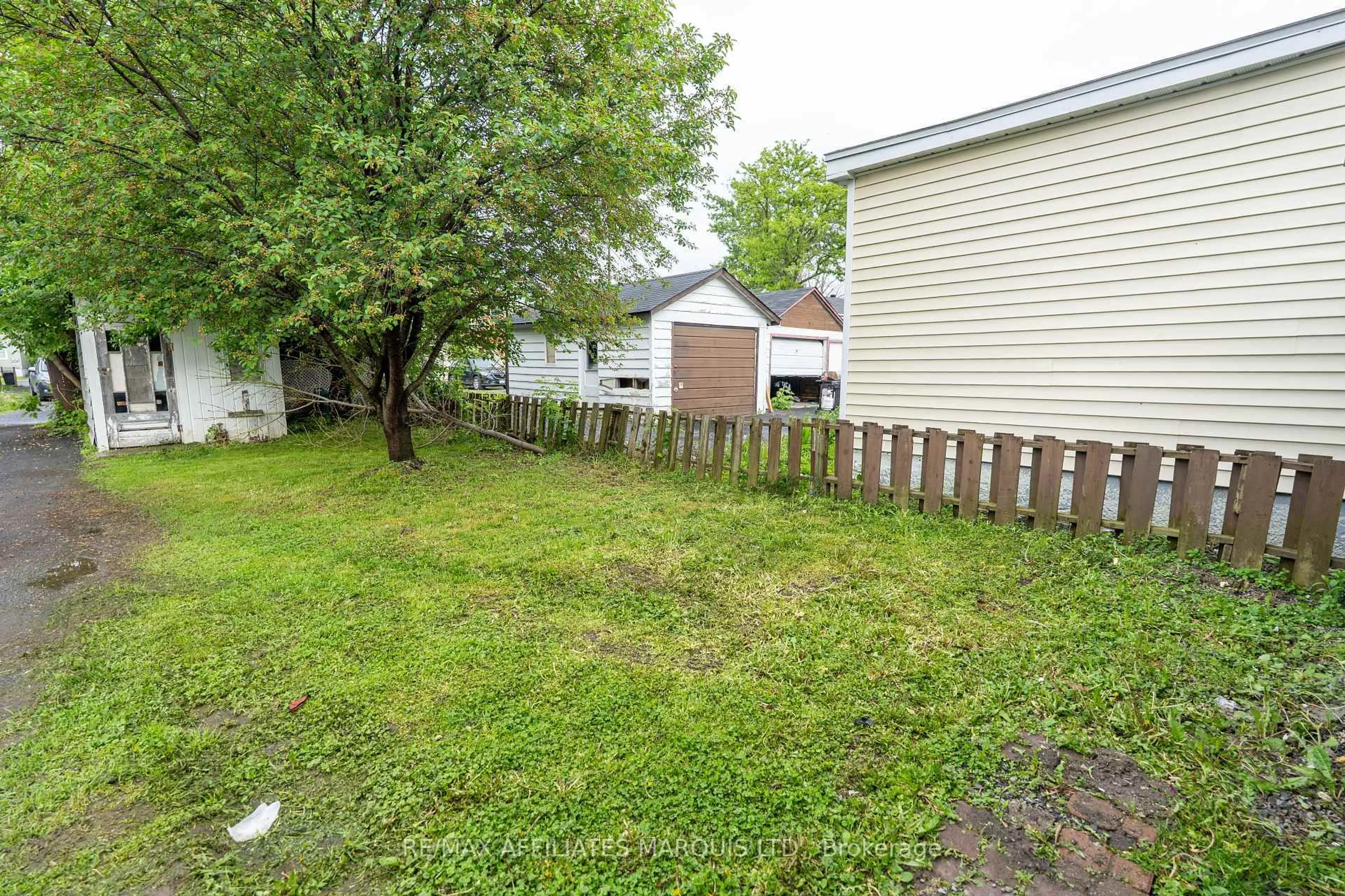 Patio, street for 317 Guy St, Cornwall Ontario K6H 4V3