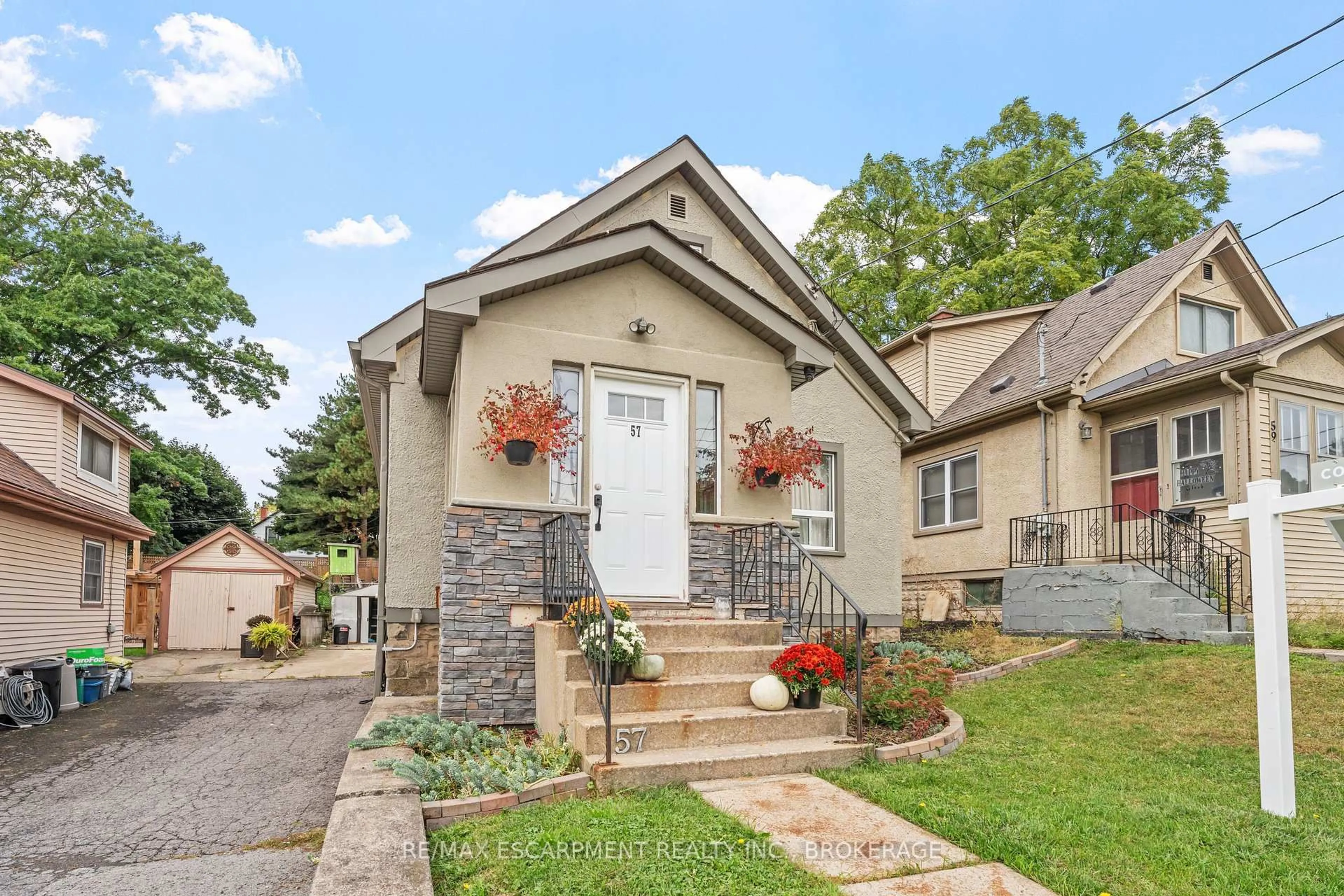 Home with brick exterior material, street for 57 Carleton St, Thorold Ontario L2V 2A8