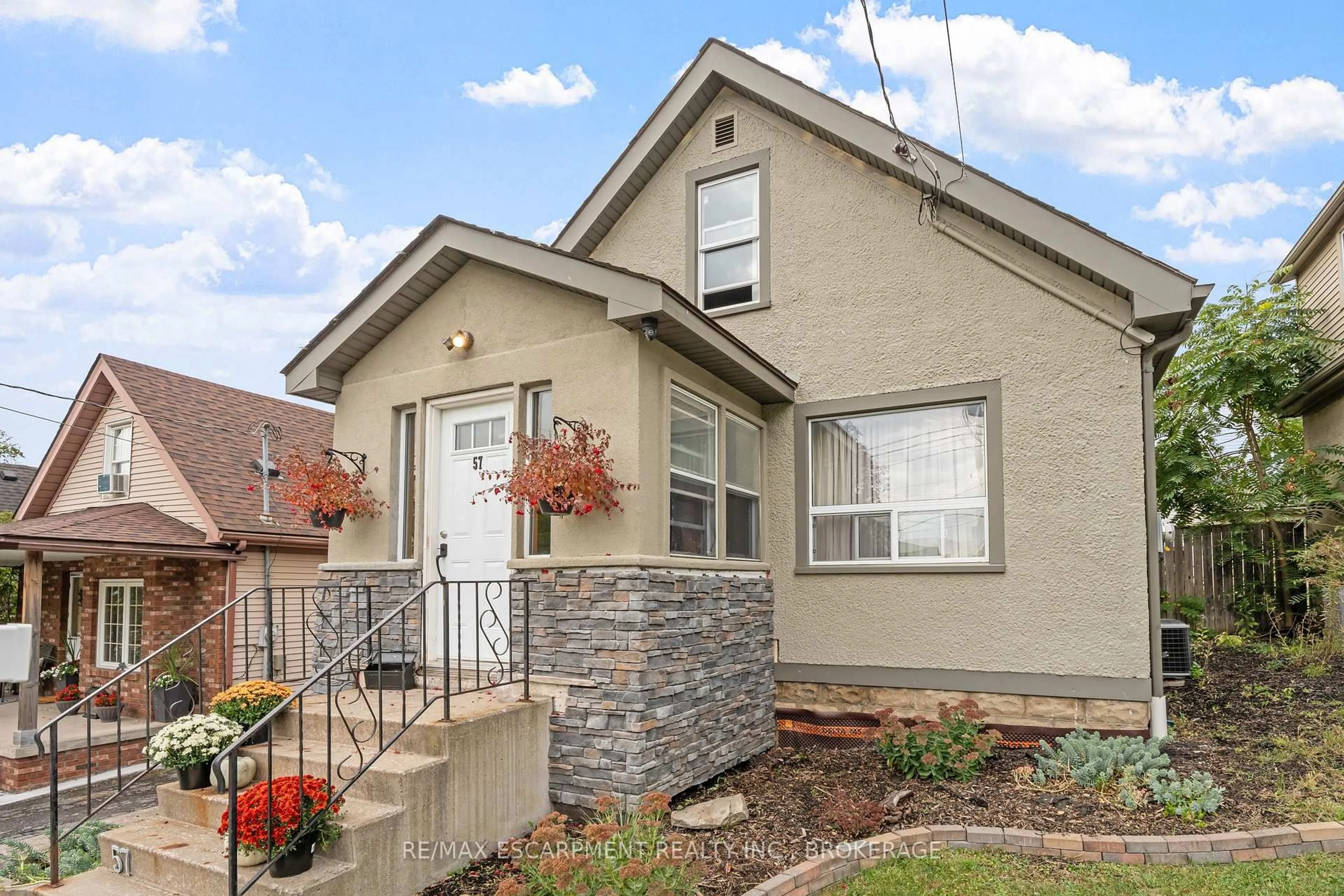 Home with brick exterior material, street for 57 Carleton St, Thorold Ontario L2V 2A8