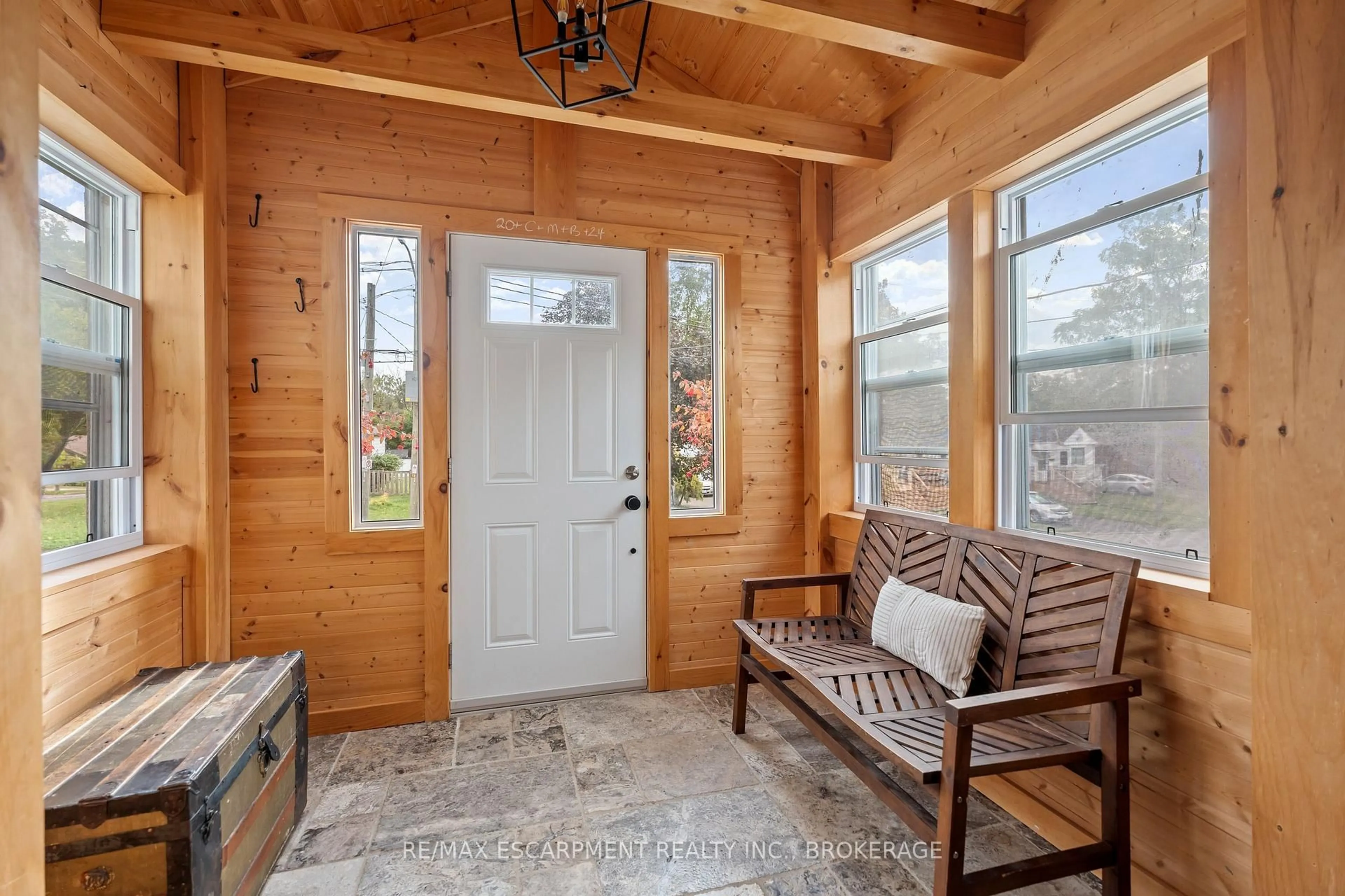 Indoor entryway for 57 Carleton St, Thorold Ontario L2V 2A8