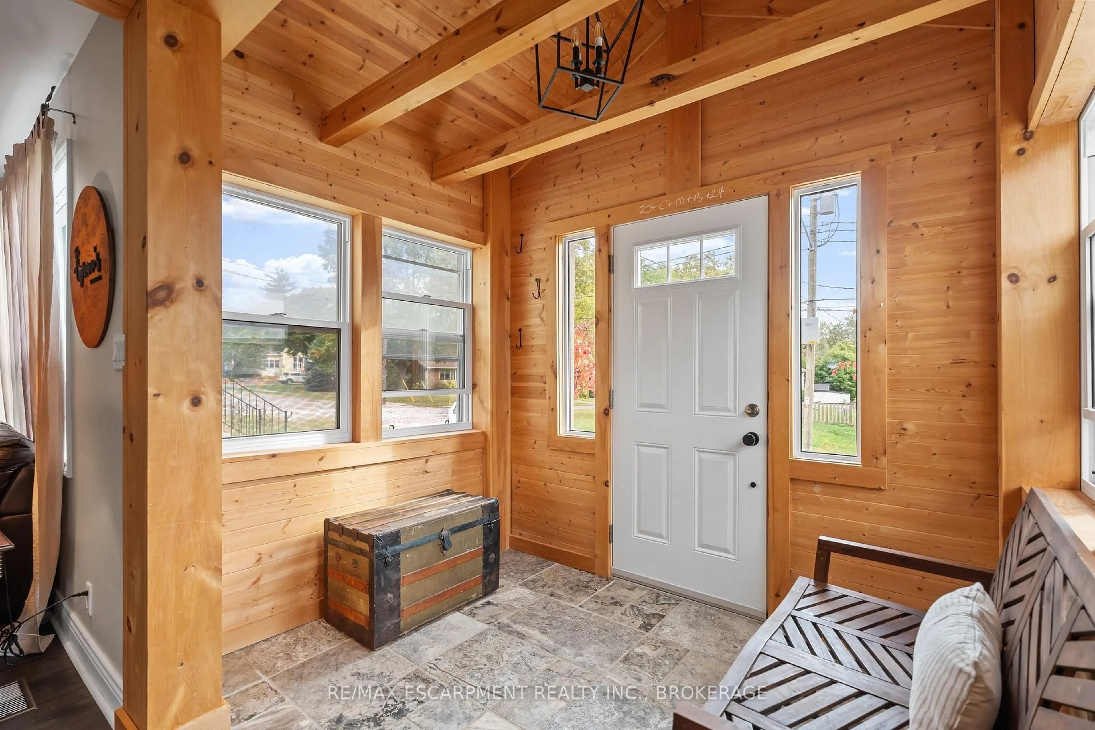 Indoor entryway for 57 Carleton St, Thorold Ontario L2V 2A8