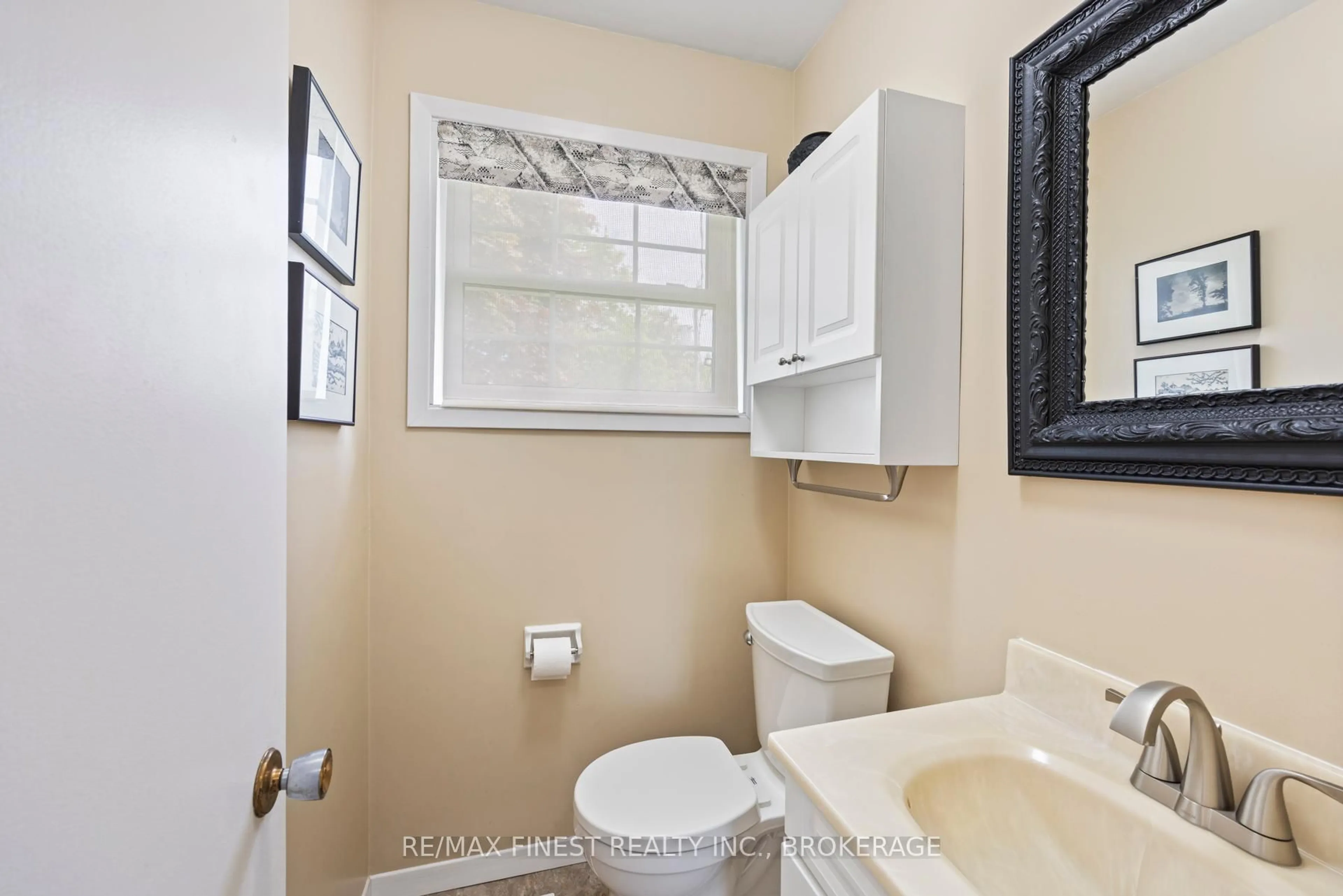 Standard bathroom, ceramic/tile floor for 710 Fleet St, Kingston Ontario K7M 5A5