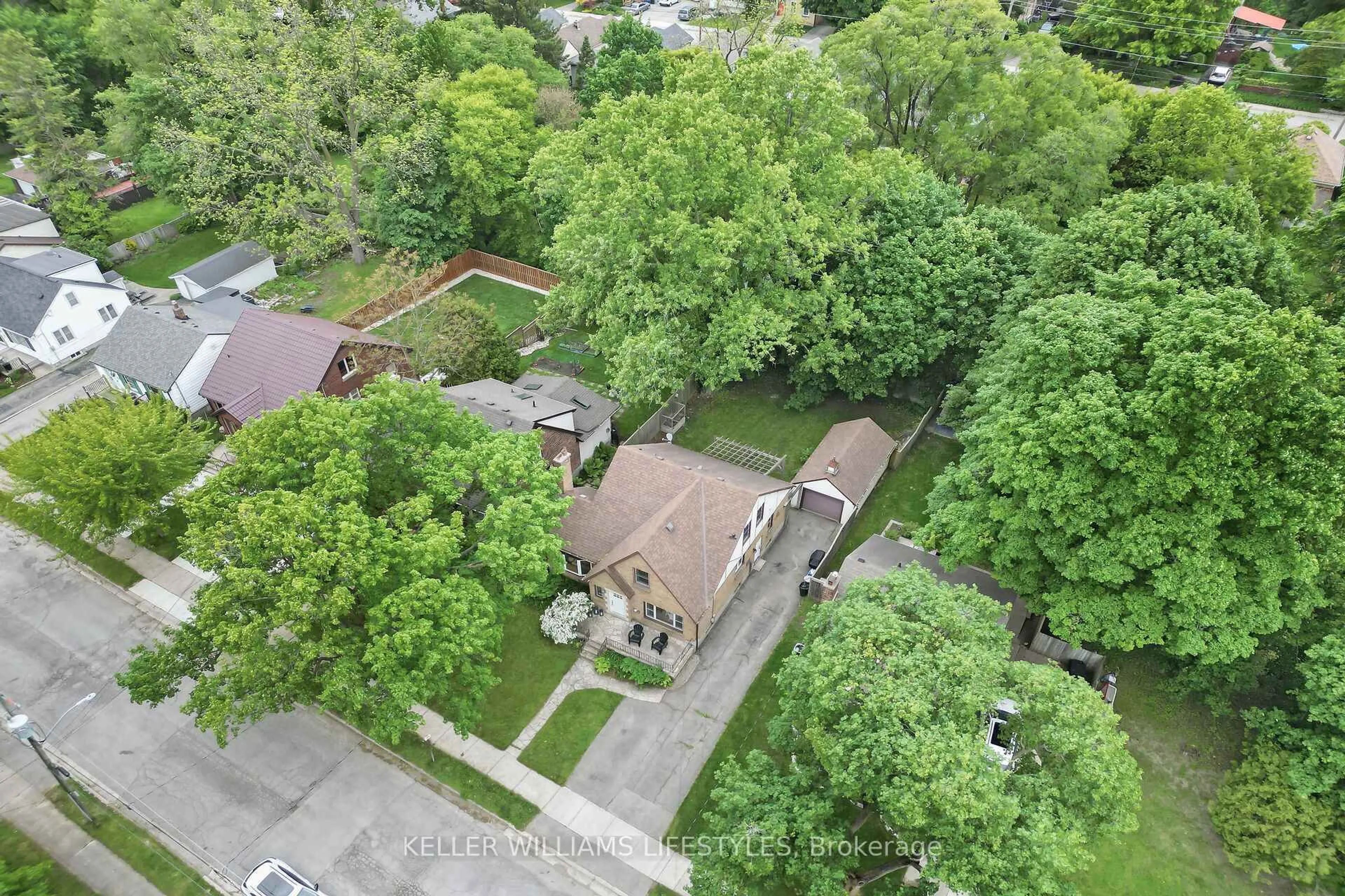 A pic from outside/outdoor area/front of a property/back of a property/a pic from drone, street for 36 Bond St, London South Ontario N6C 1W3
