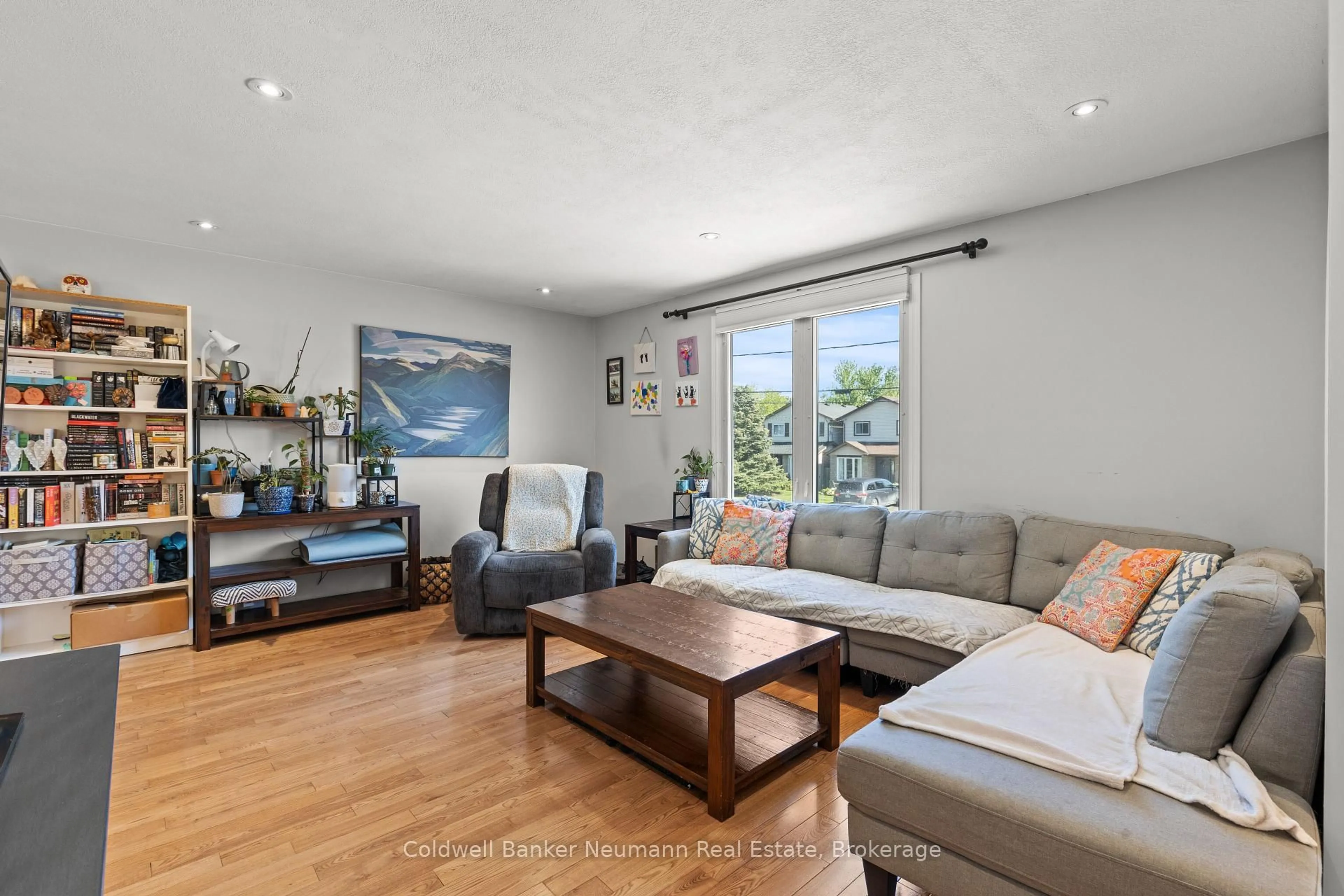 Living room with furniture, unknown for 52 Burke St, Haldimand Ontario N3W 1C4