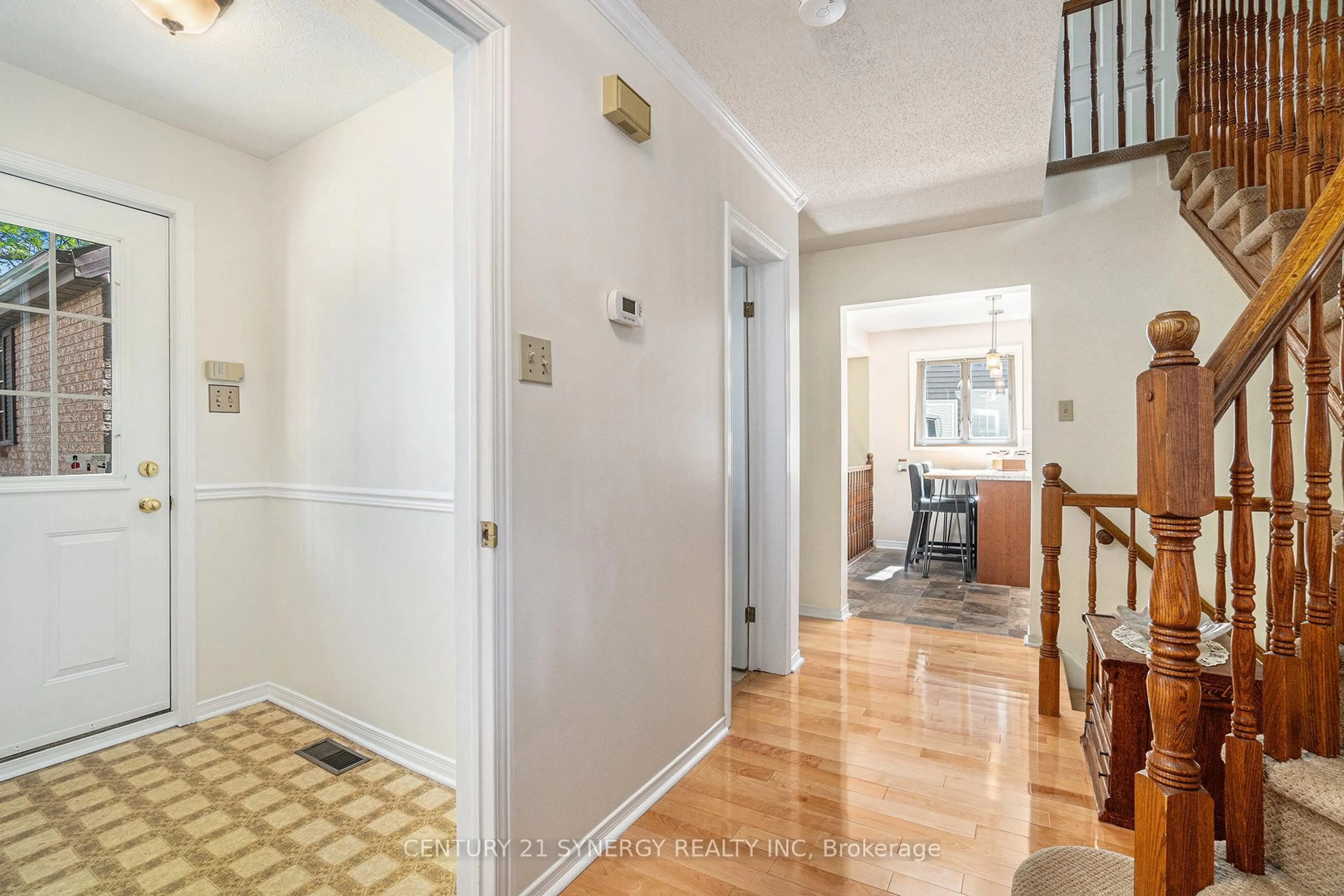 Indoor entryway for 1407 Progress Pl, Ottawa Ontario K1B 5M4