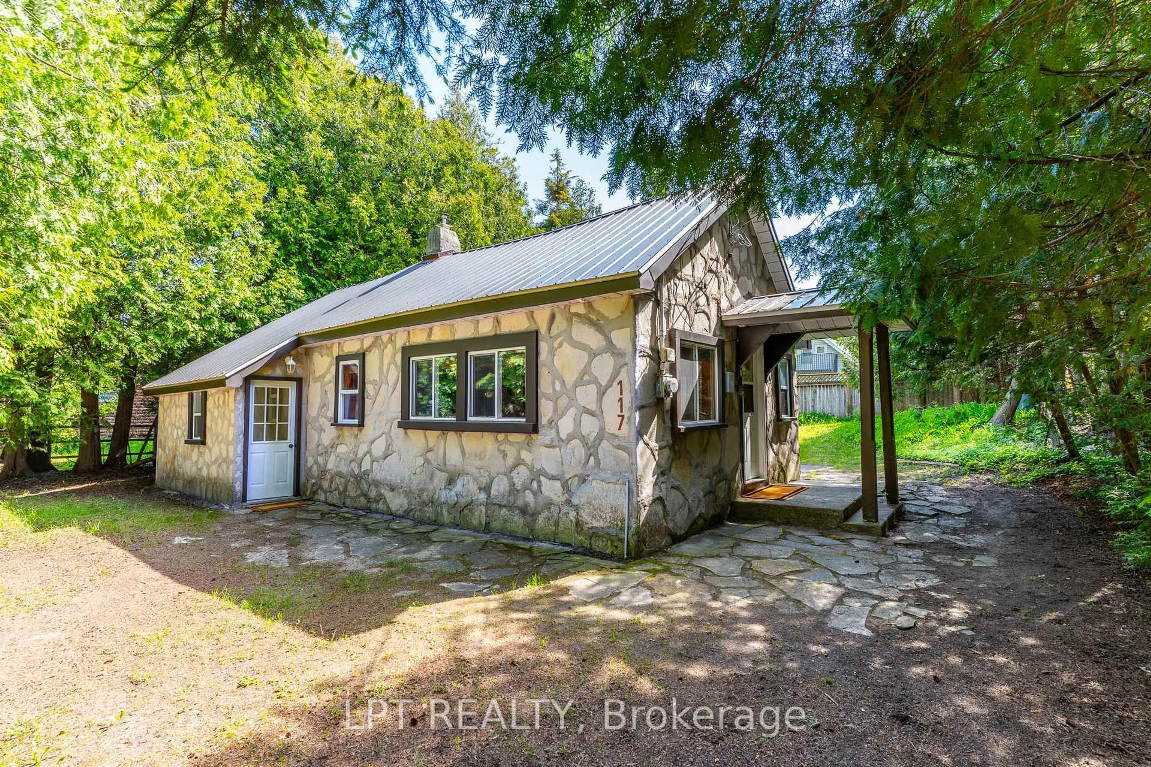 A pic from outside/outdoor area/front of a property/back of a property/a pic from drone, building for 117 Second Ave, South Bruce Peninsula Ontario N0H 2G0