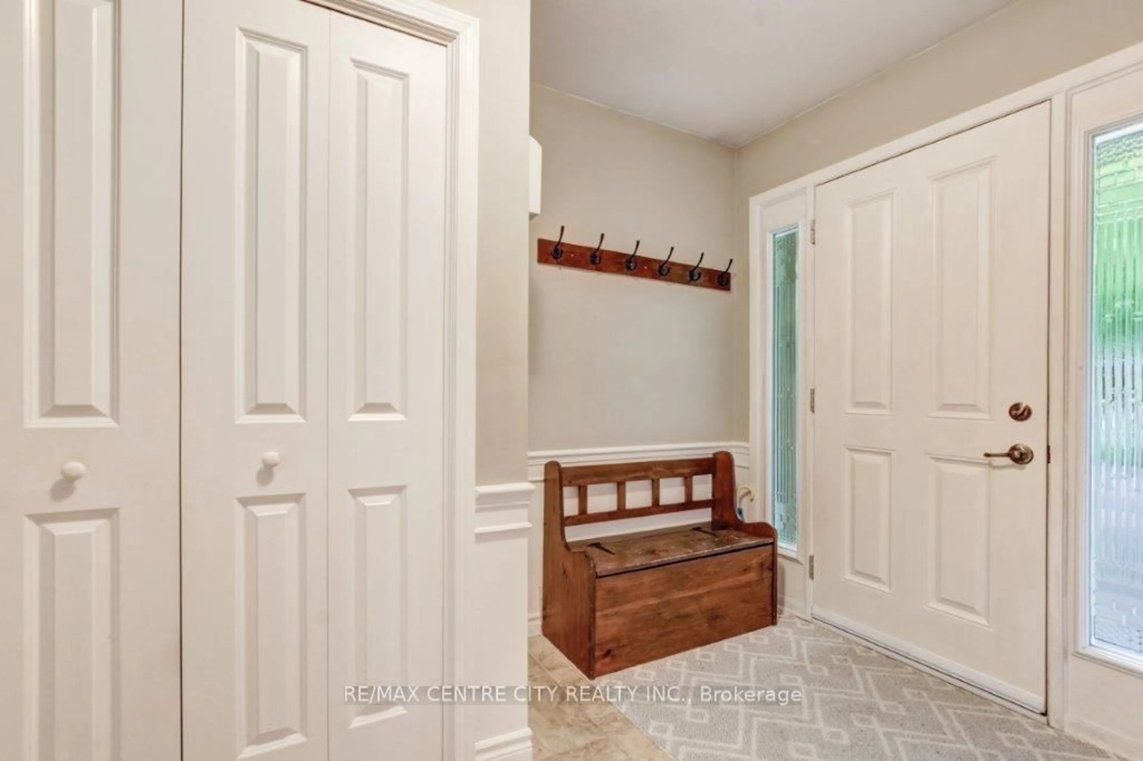Indoor entryway for 236 Concord Rd, London North Ontario N6G 3H8