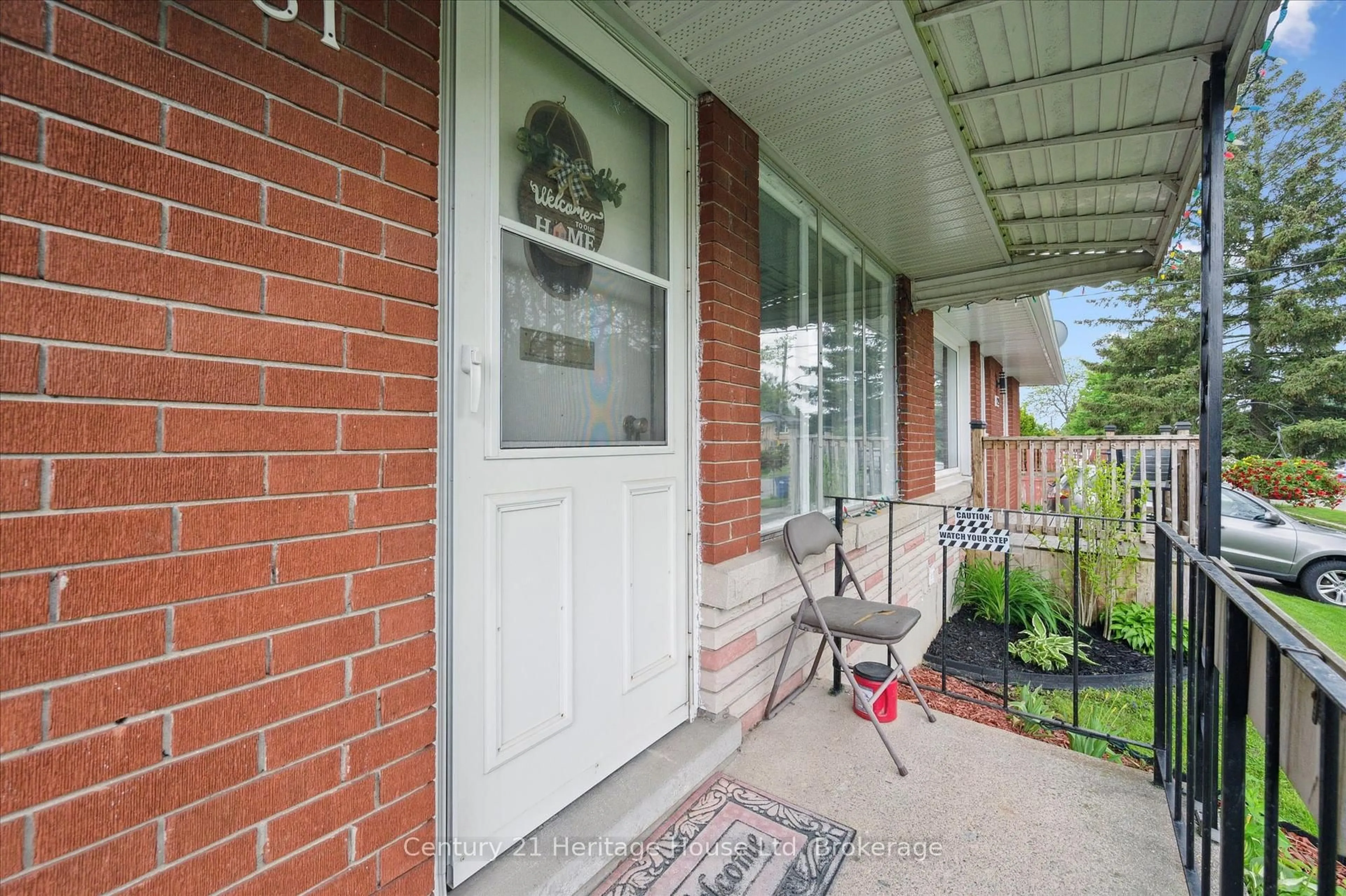 Indoor entryway for 131 Waverley Dr, Guelph Ontario N1E 1H1