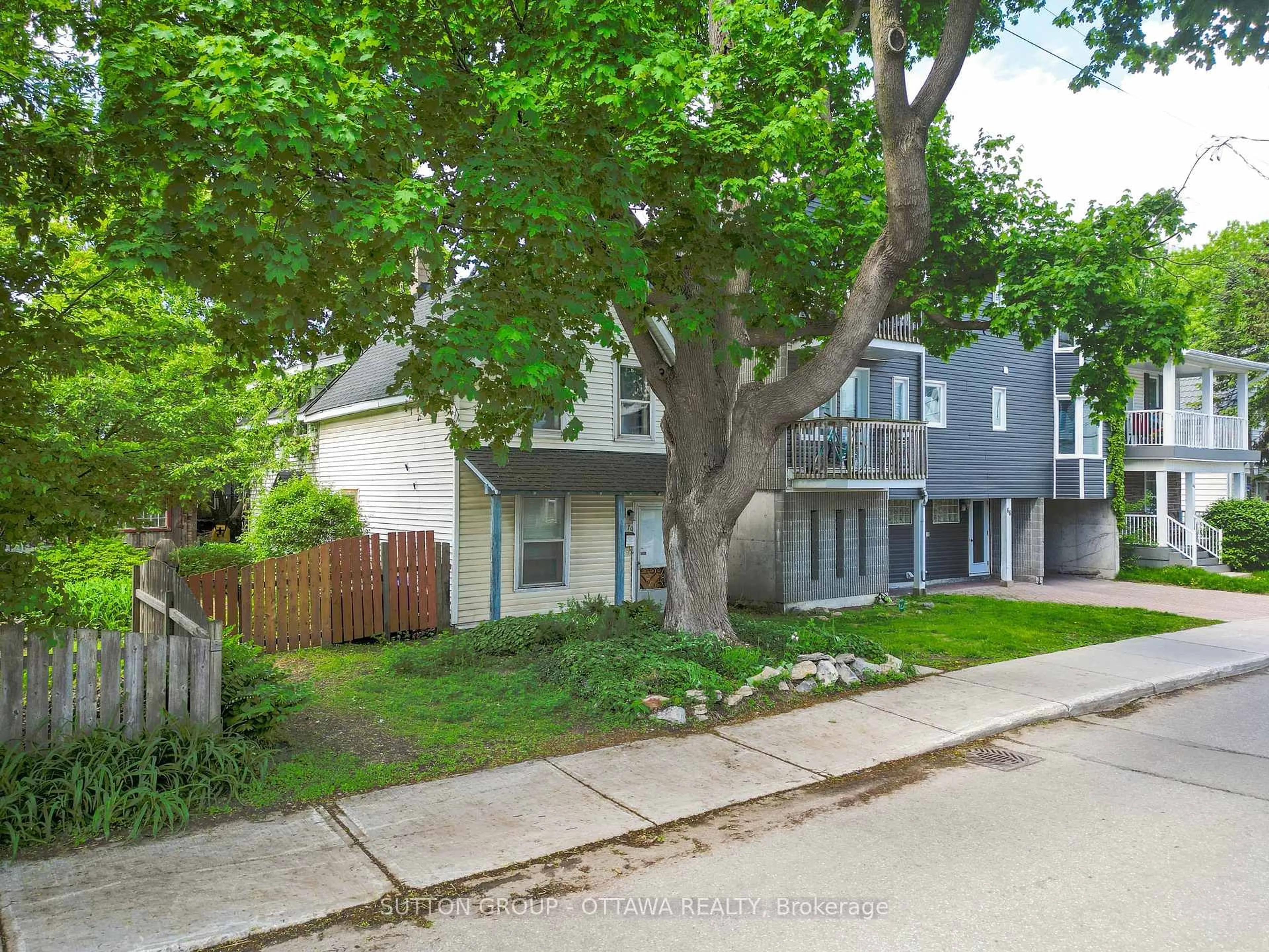 A pic from outside/outdoor area/front of a property/back of a property/a pic from drone, street for 70 Pinhey St, Ottawa Ontario K1Y 1T4