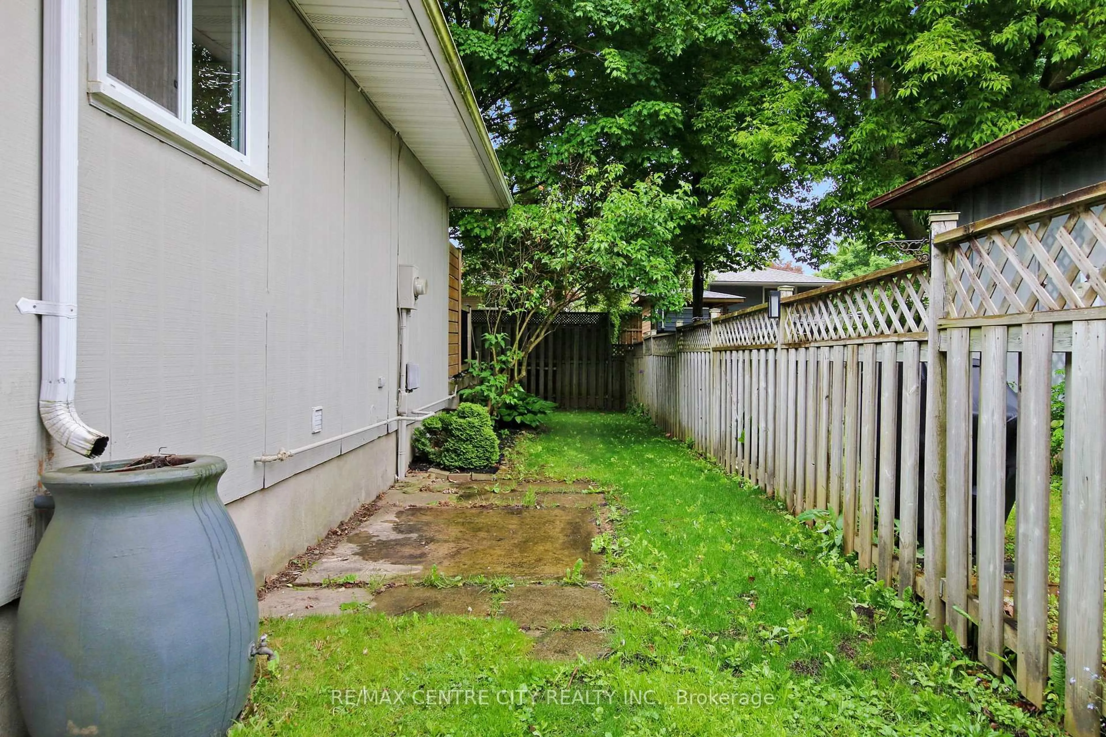 Patio, street for 23 Wenlock Cres, London North Ontario N6G 3B5