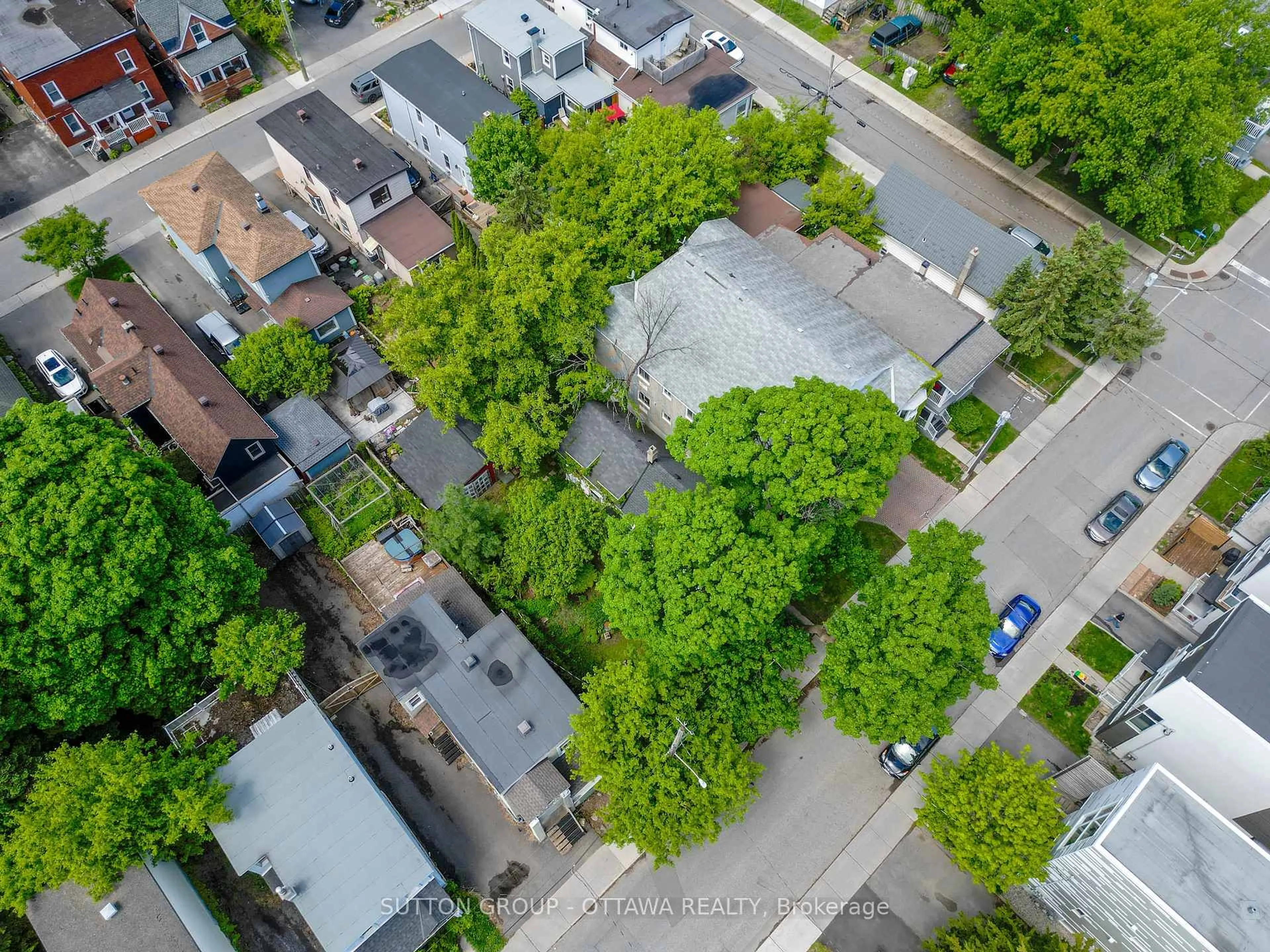 A pic from outside/outdoor area/front of a property/back of a property/a pic from drone, street for 70 Pinhey St, Ottawa Ontario K1Y 1T4