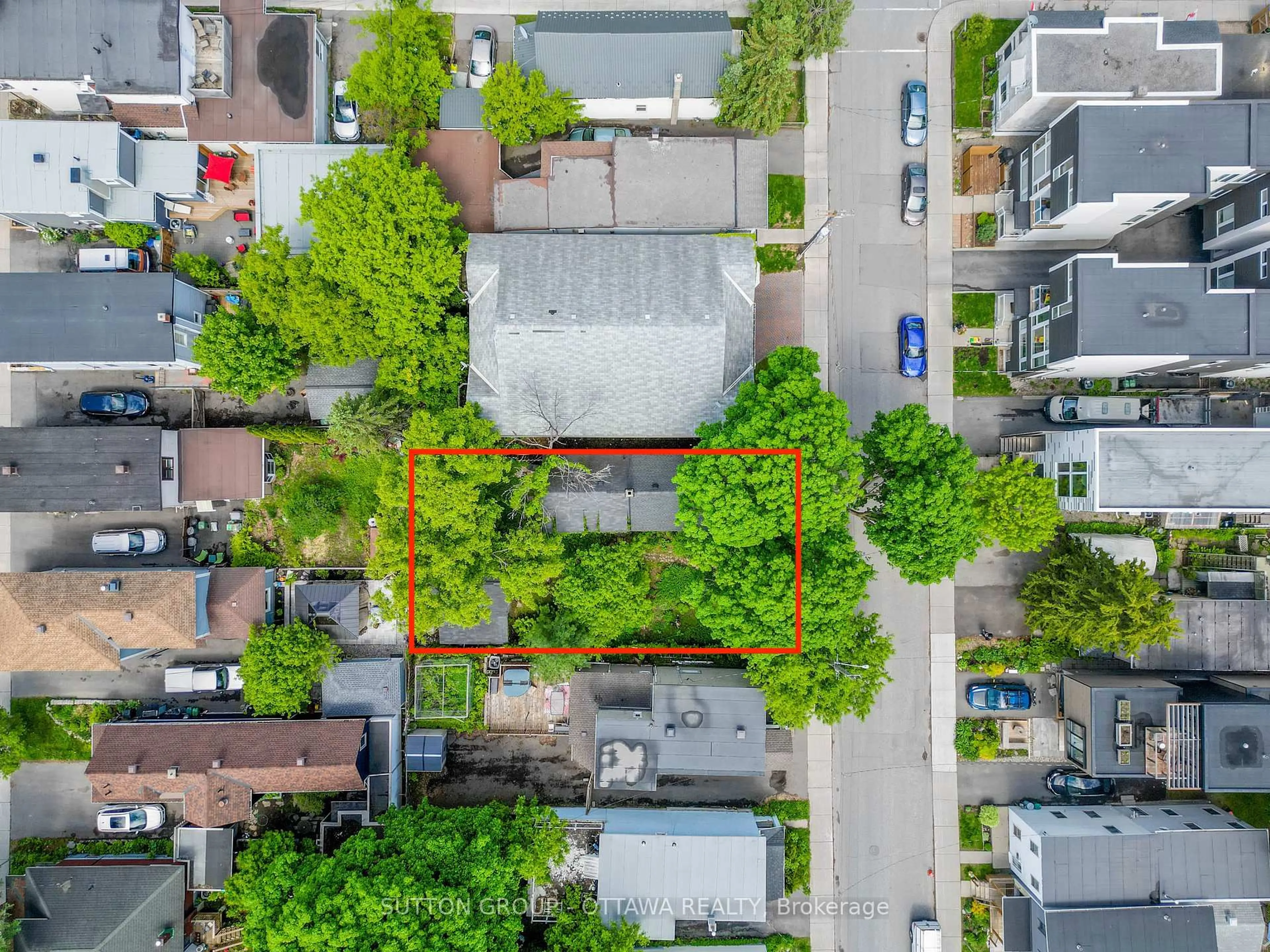 A pic from outside/outdoor area/front of a property/back of a property/a pic from drone, street for 70 Pinhey St, Ottawa Ontario K1Y 1T4