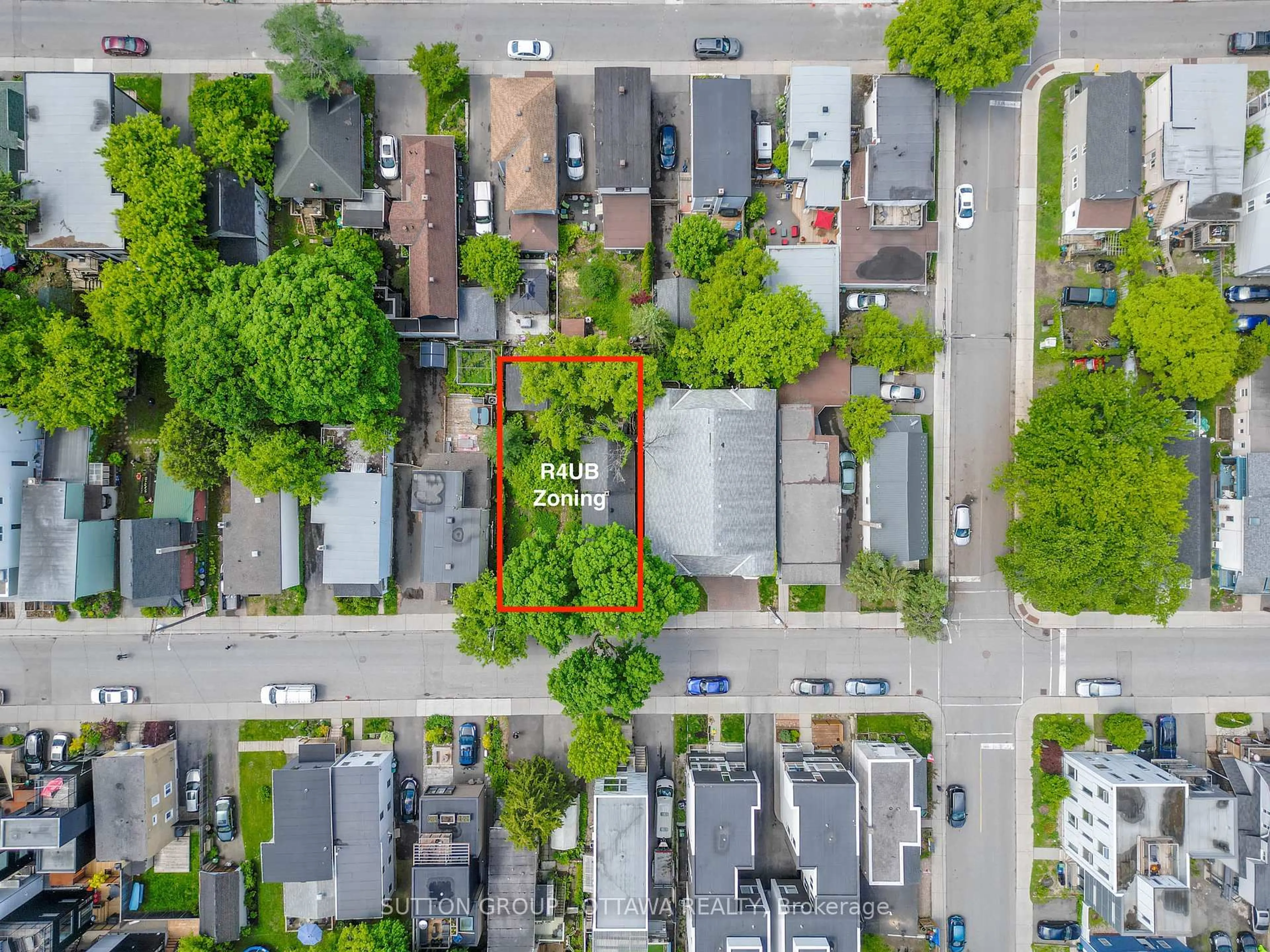 A pic from outside/outdoor area/front of a property/back of a property/a pic from drone, street for 70 Pinhey St, Ottawa Ontario K1Y 1T4