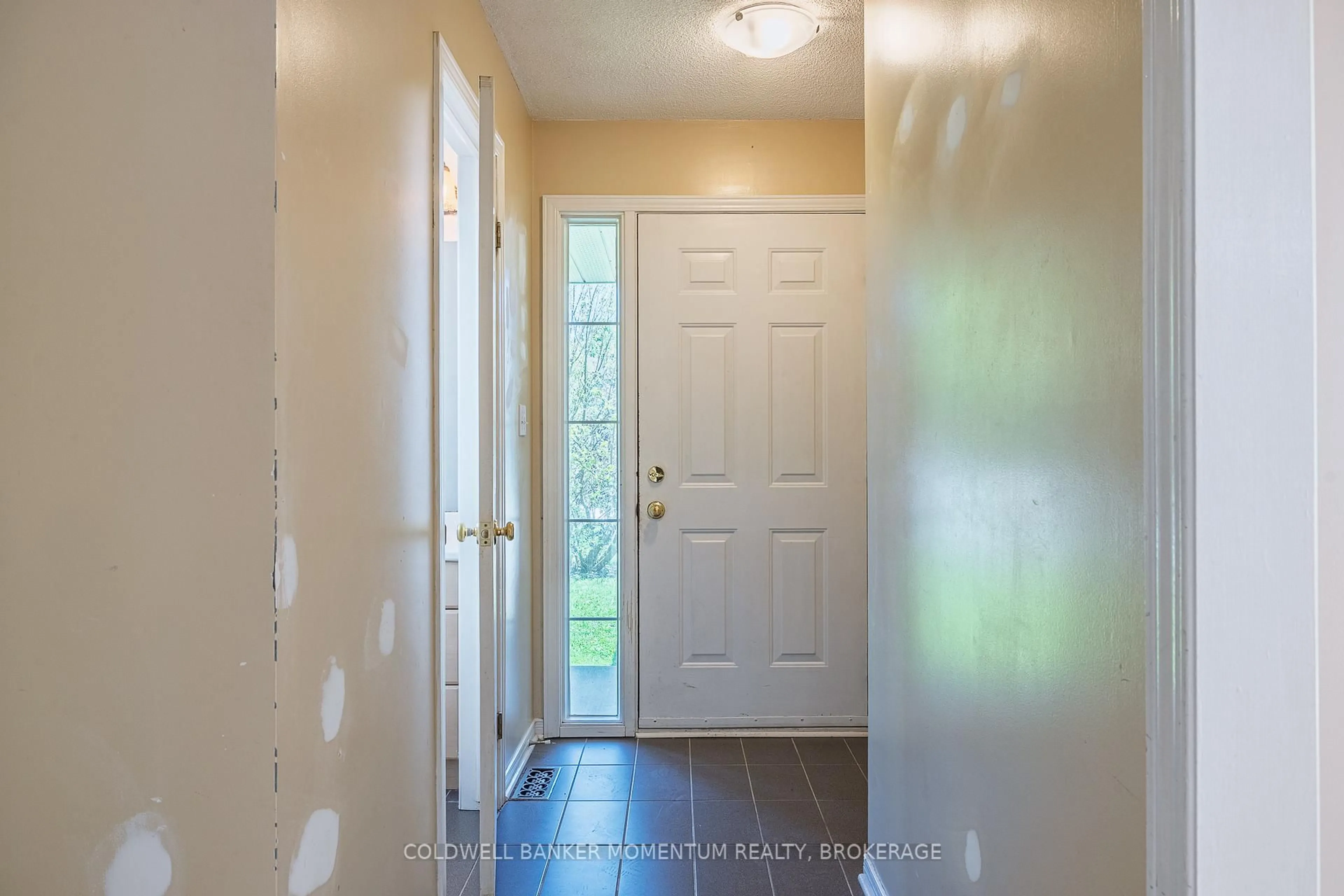 Indoor entryway for 116 Summers Dr, Thorold Ontario L2V 5A1
