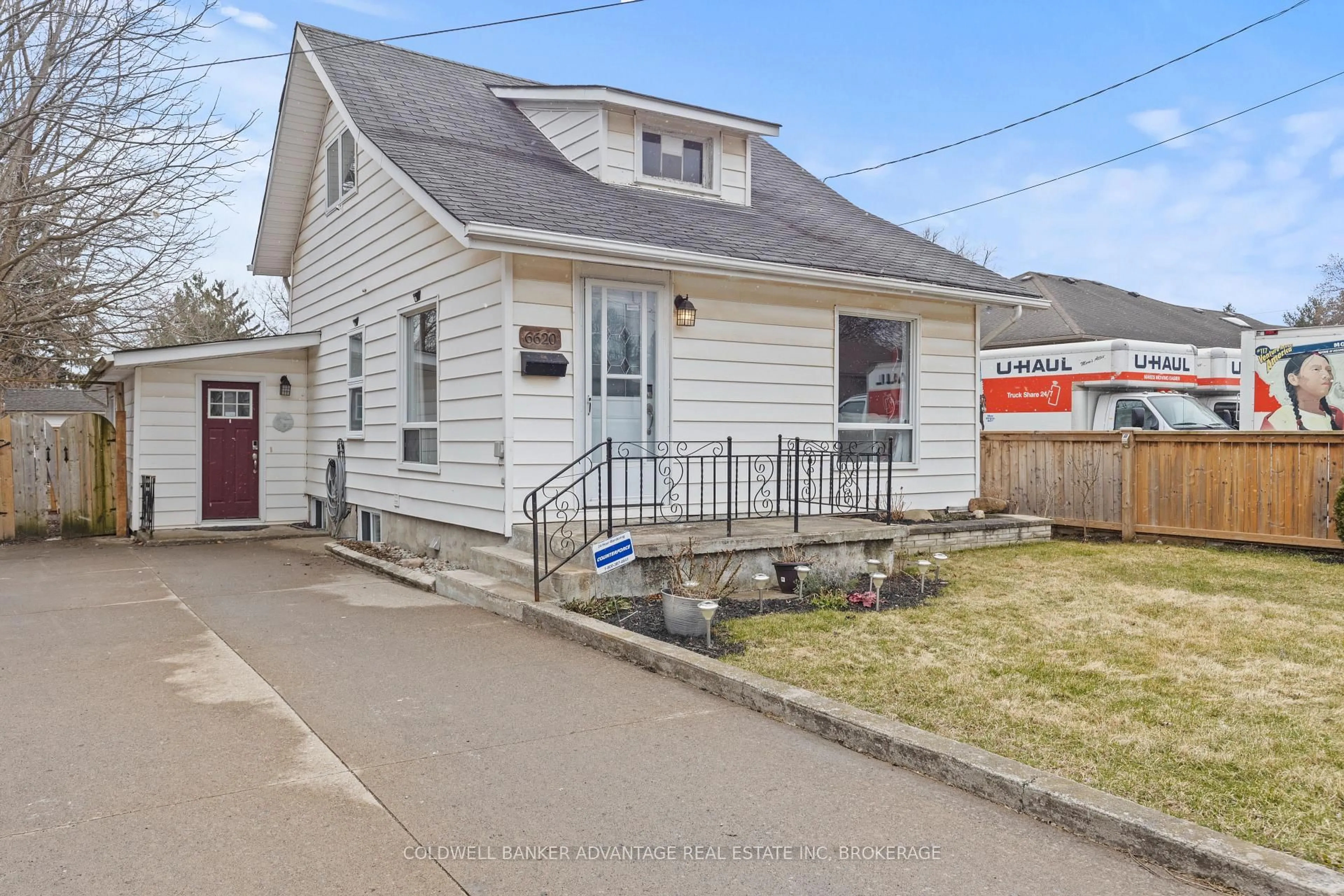 Home with vinyl exterior material, street for 6620 Barker St, Niagara Falls Ontario L2G 1Y8