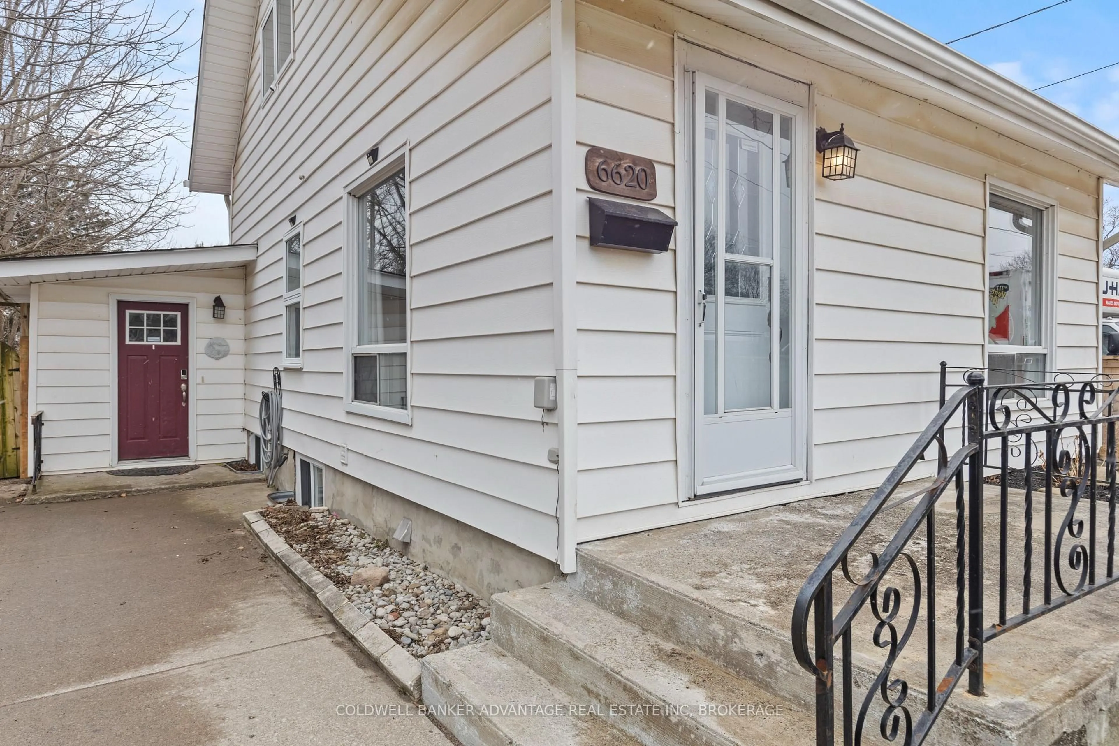 Patio, street for 6620 Barker St, Niagara Falls Ontario L2G 1Y8