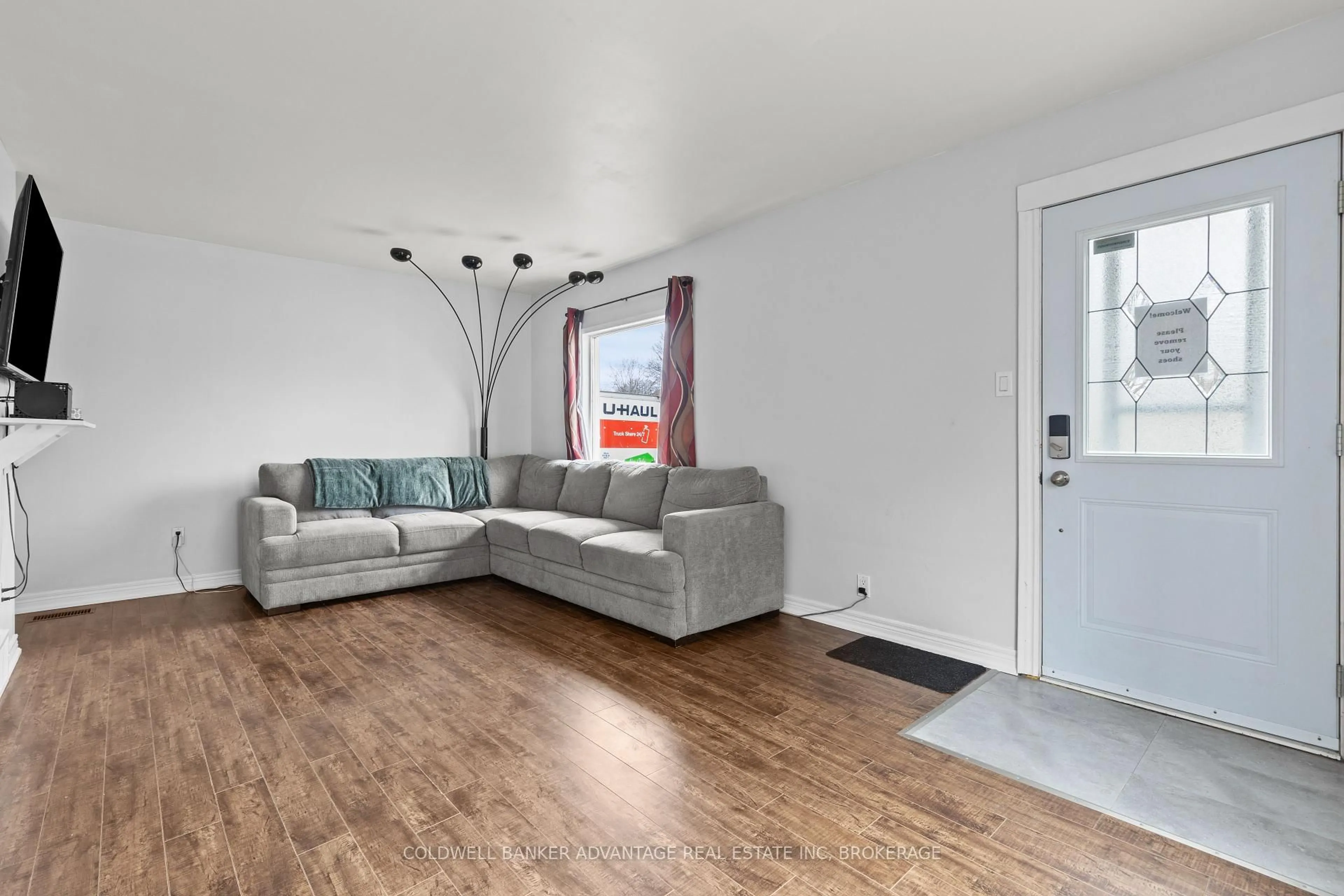 Living room with furniture, wood/laminate floor for 6620 Barker St, Niagara Falls Ontario L2G 1Y8