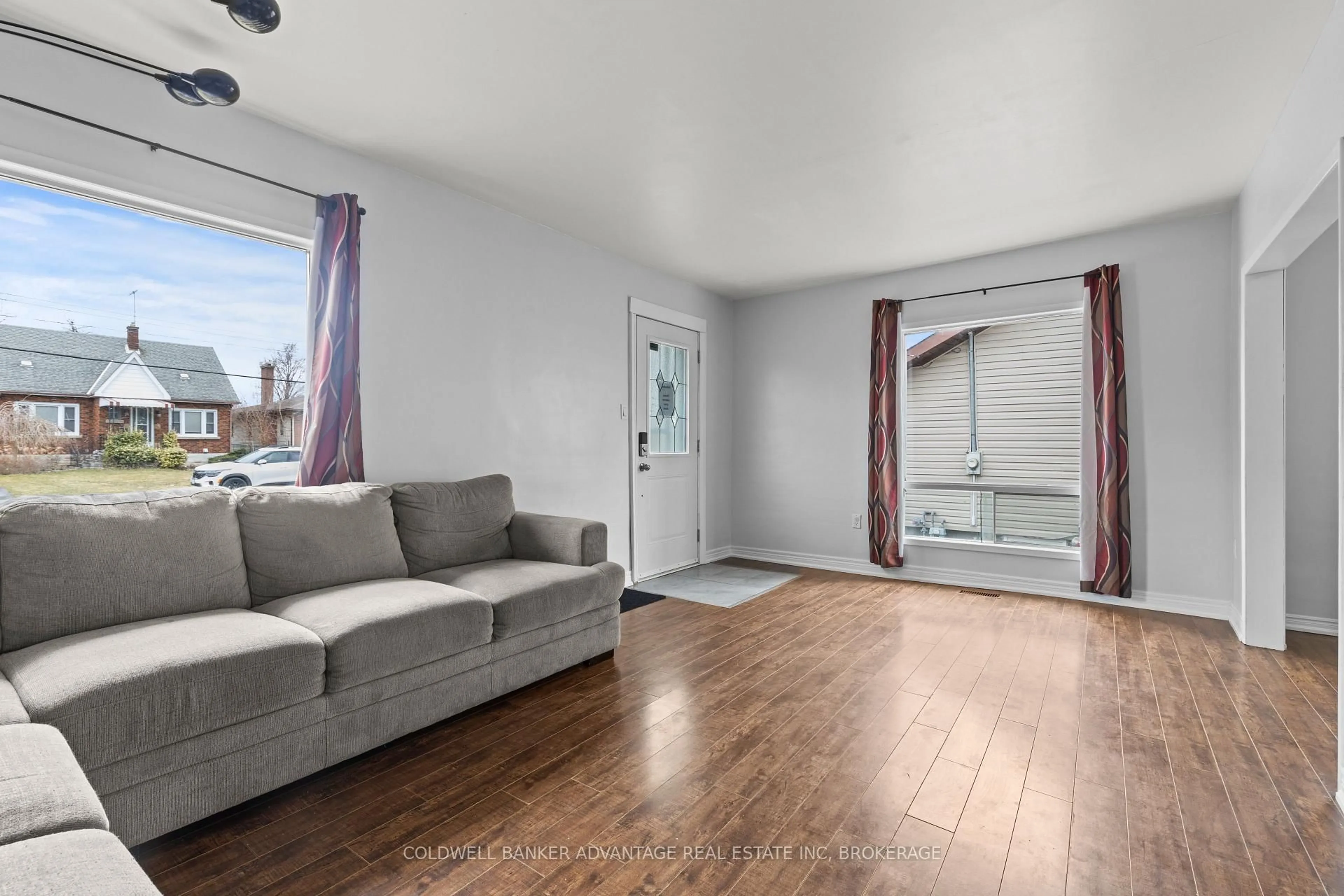 Living room with furniture, unknown for 6620 Barker St, Niagara Falls Ontario L2G 1Y8
