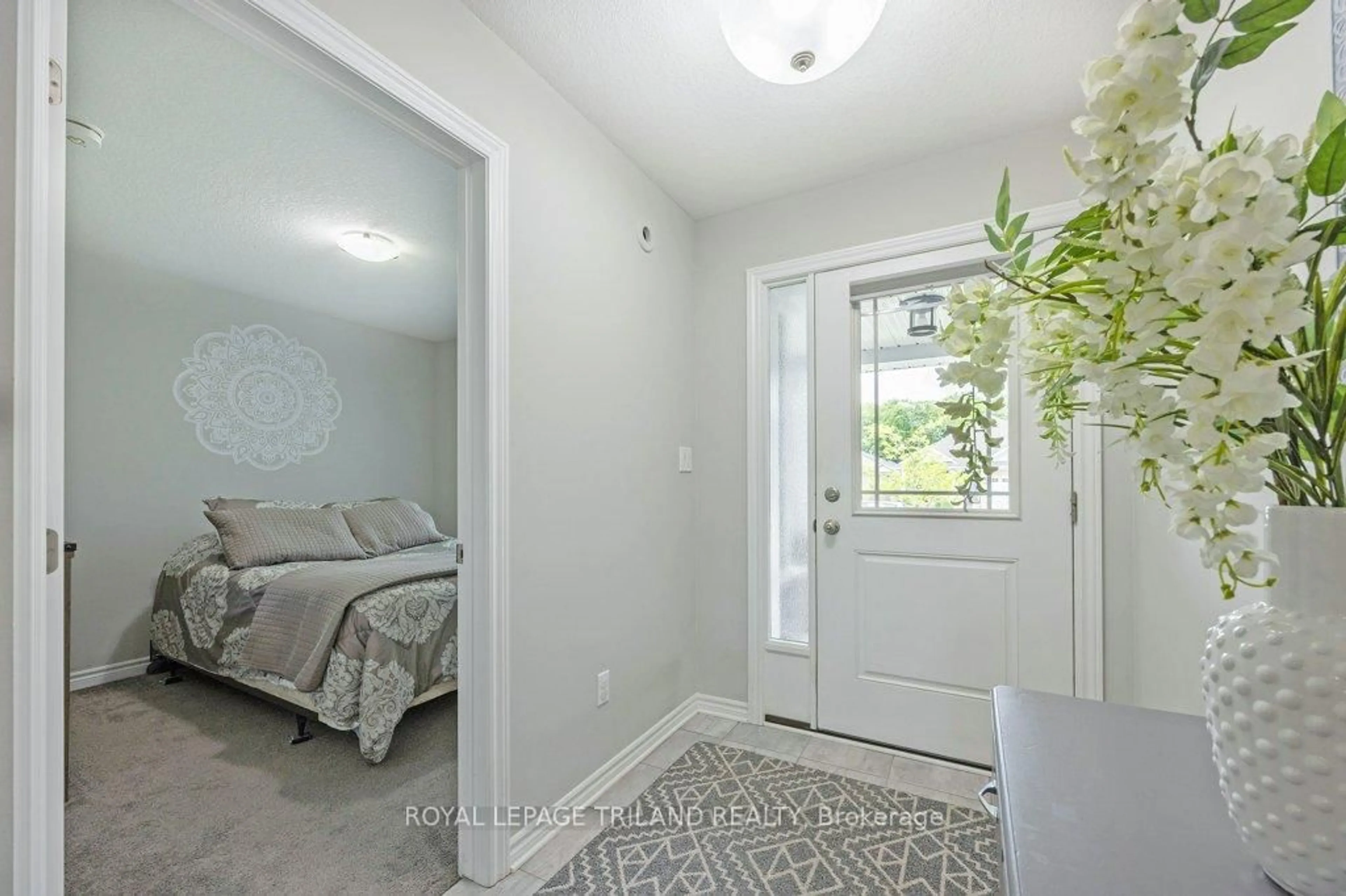 Indoor entryway for 27 Foxtail Lane, St. Thomas Ontario N5R 0J2