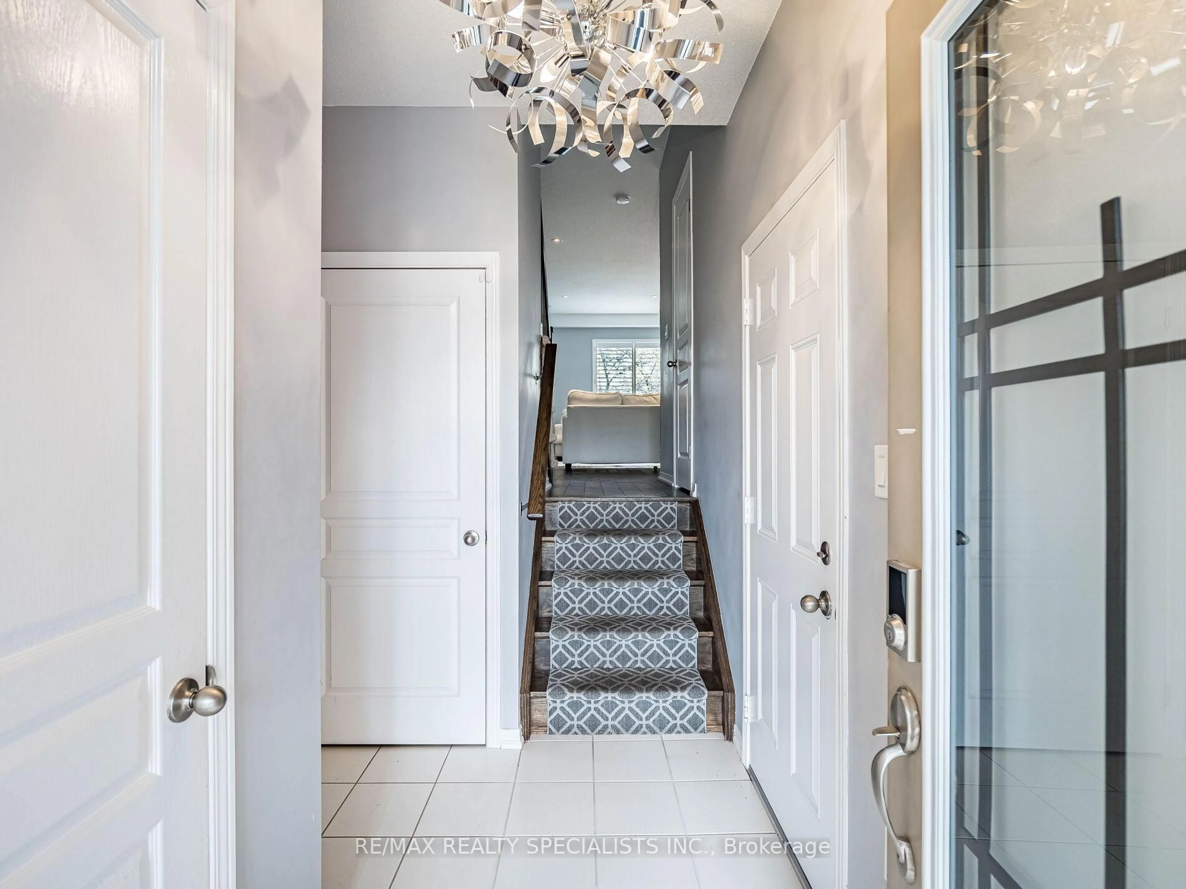 Indoor entryway for 5043 Serena Dr, Lincoln Ontario L0R 1B2
