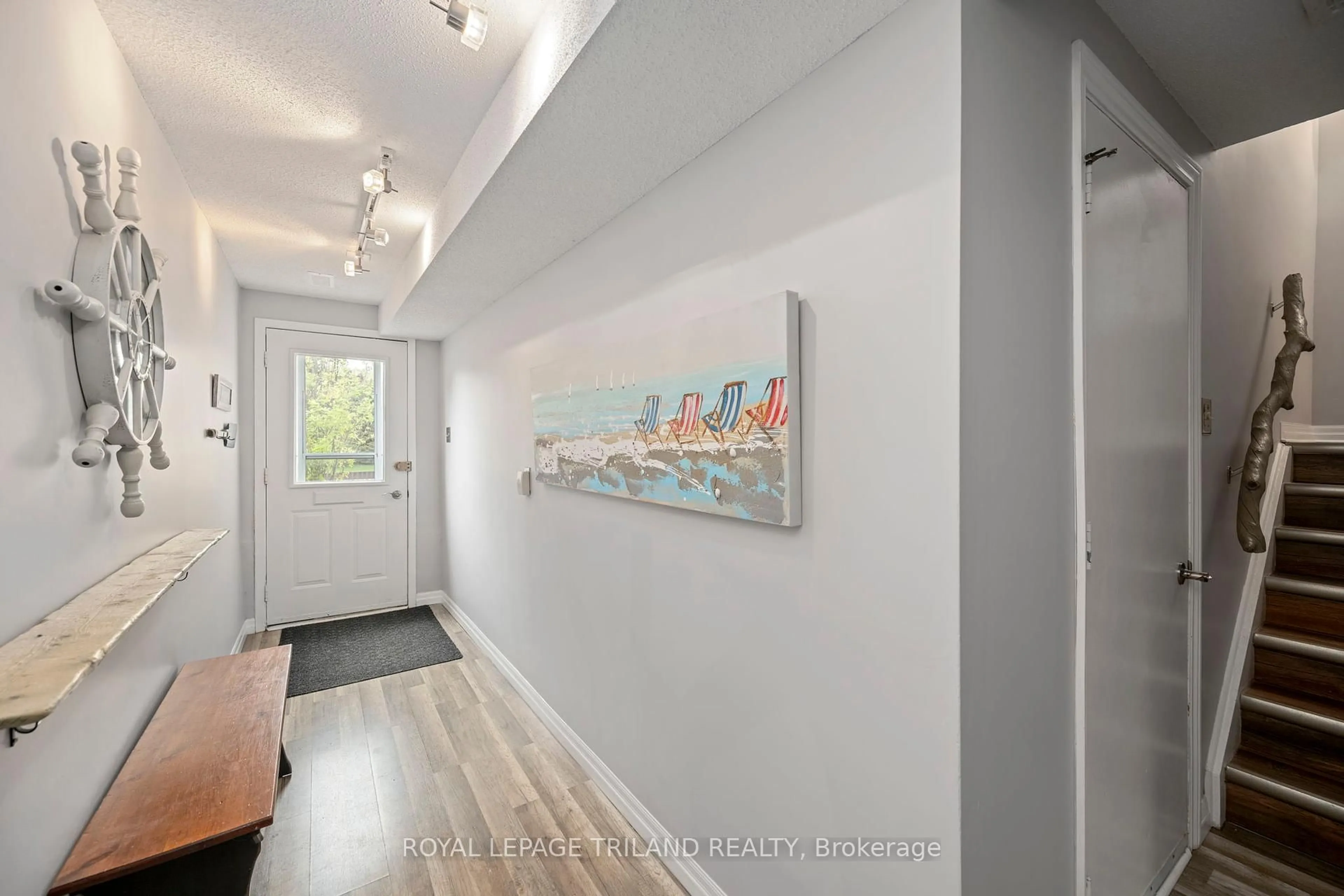 Indoor entryway for 301 Carlow Rd #36, Central Elgin Ontario N5L 1B8