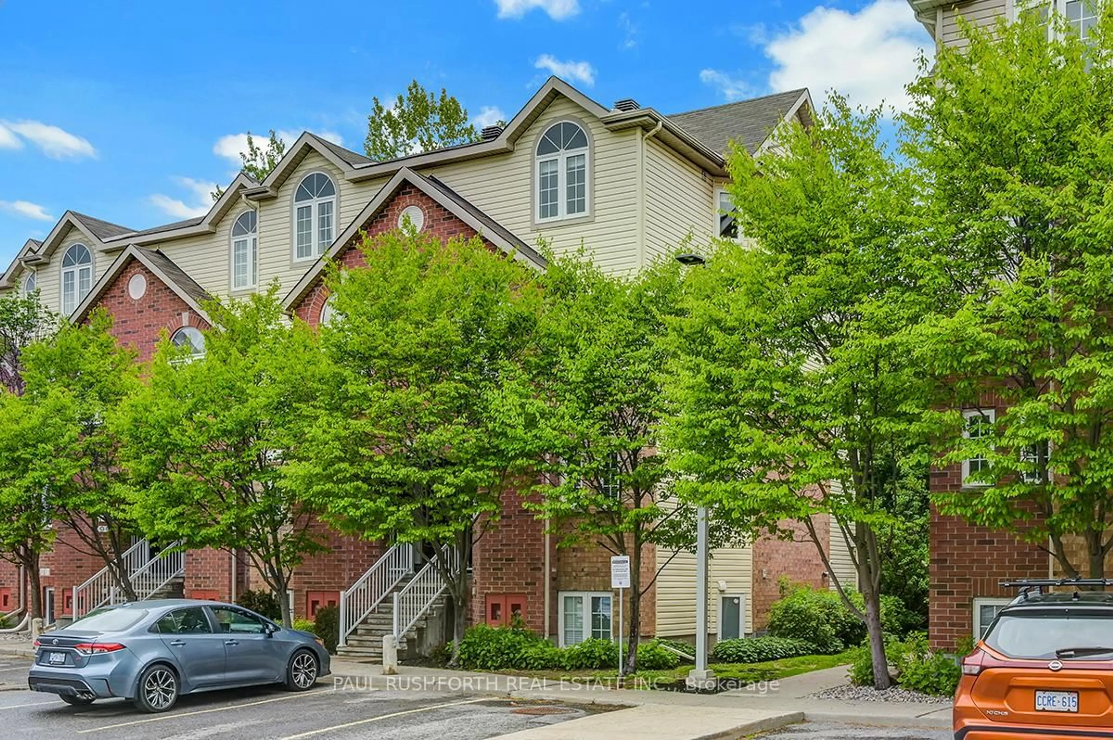 A pic from outside/outdoor area/front of a property/back of a property/a pic from drone, street for 113 Steele Park Private, Ottawa Ontario K1J 0J2