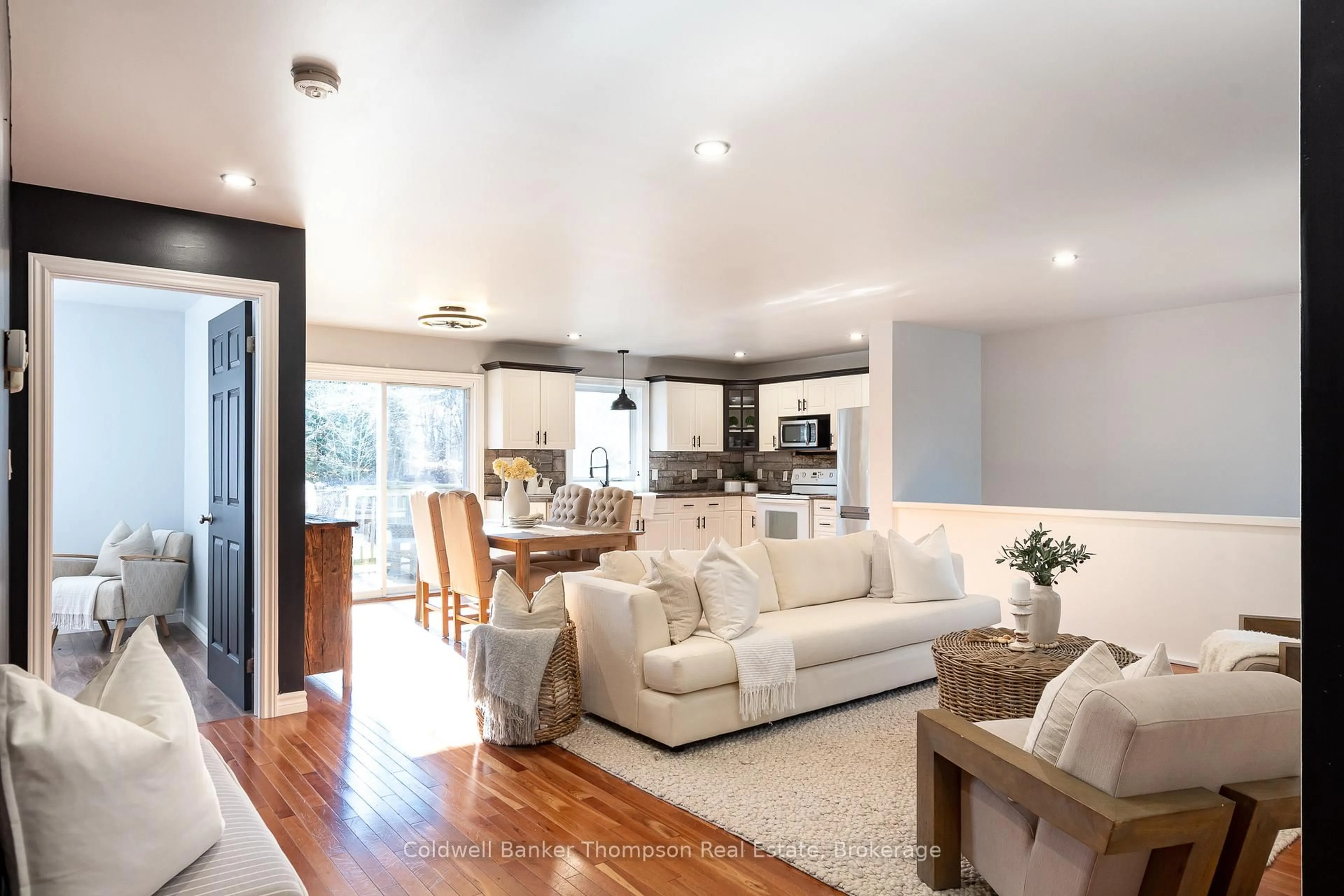 Open concept kitchen, unknown for 25 East Elliott St, Huntsville Ontario P1H 1W7