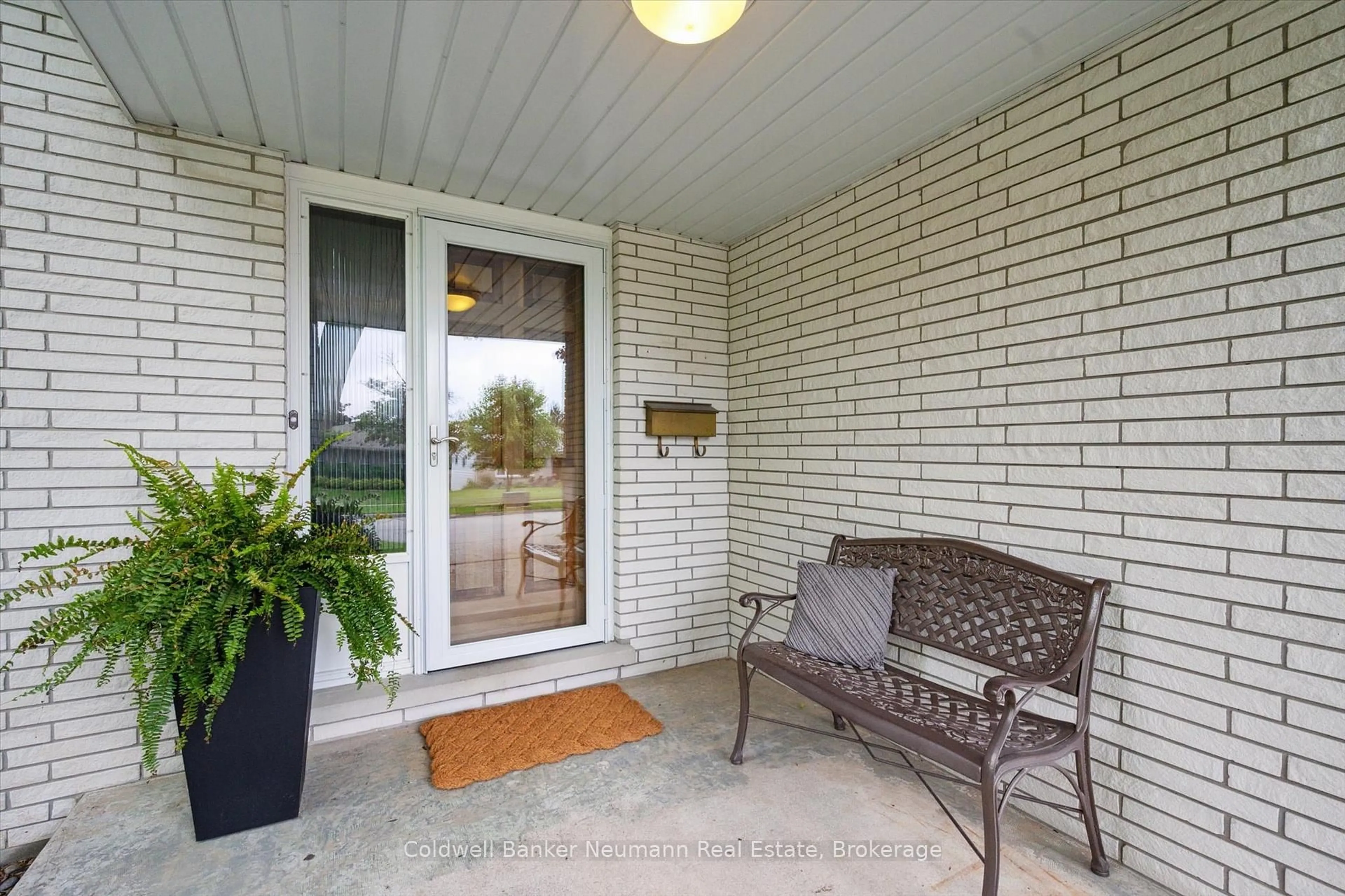 Patio, street for 40 Keats Cres, Guelph Ontario N1G 3B2