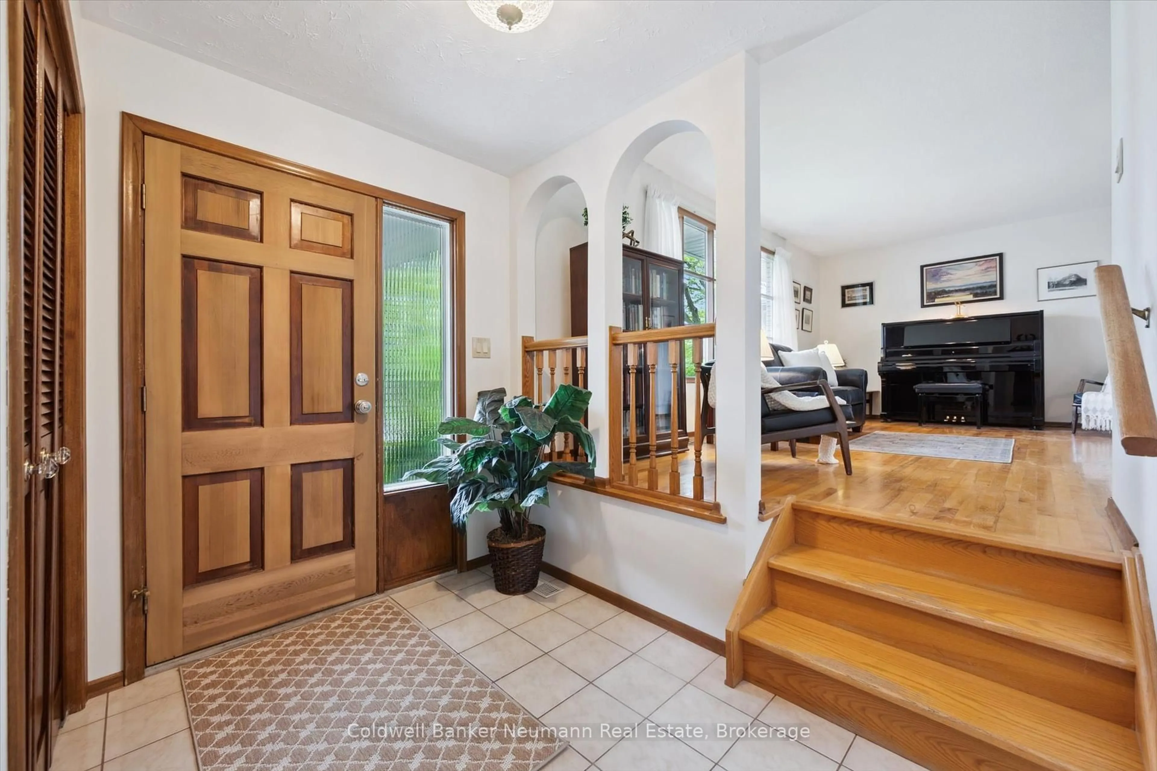 Indoor foyer for 40 Keats Cres, Guelph Ontario N1G 3B2