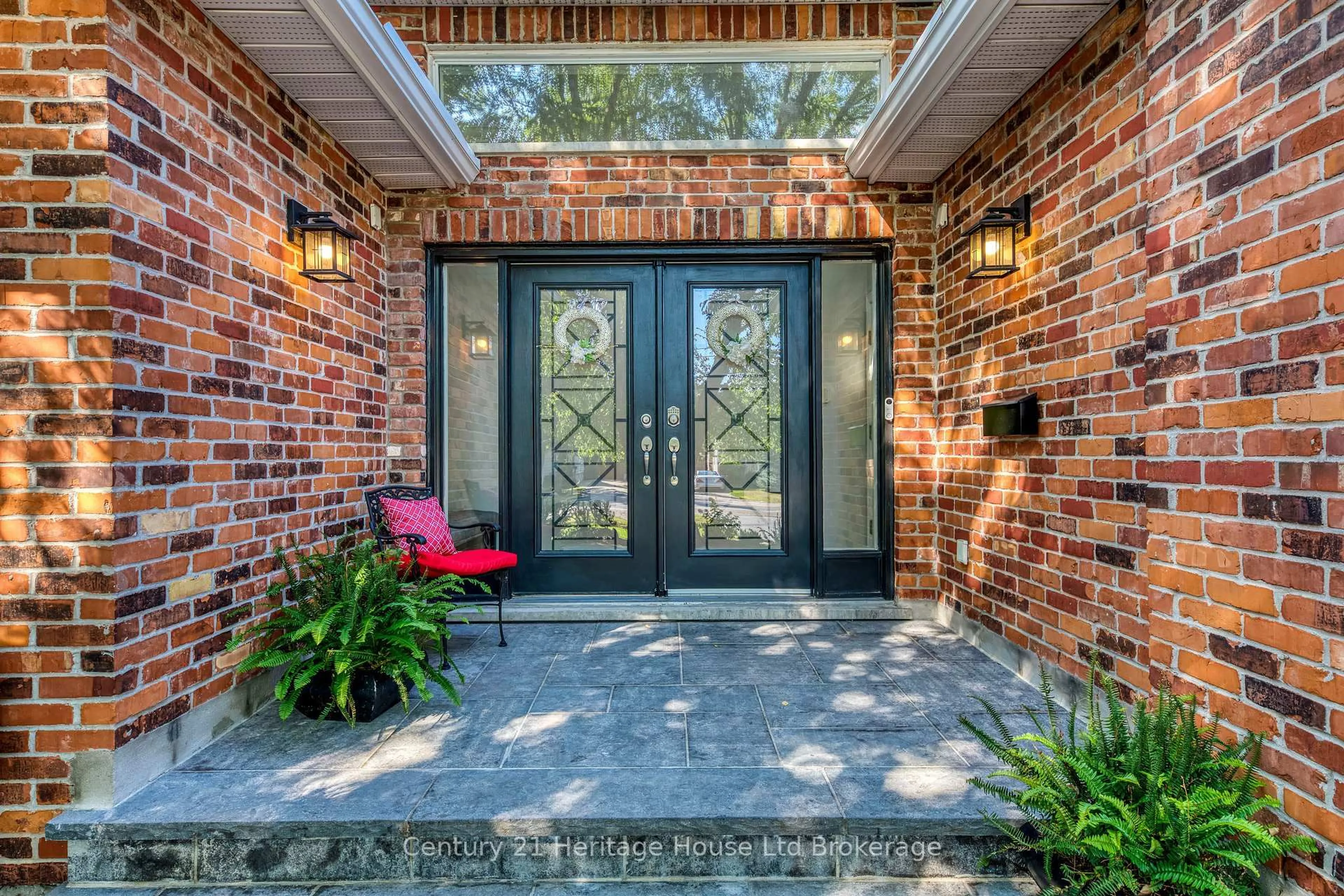 Indoor entryway for 206 Fiddlers Green Rd, Hamilton Ontario L9G 1W6