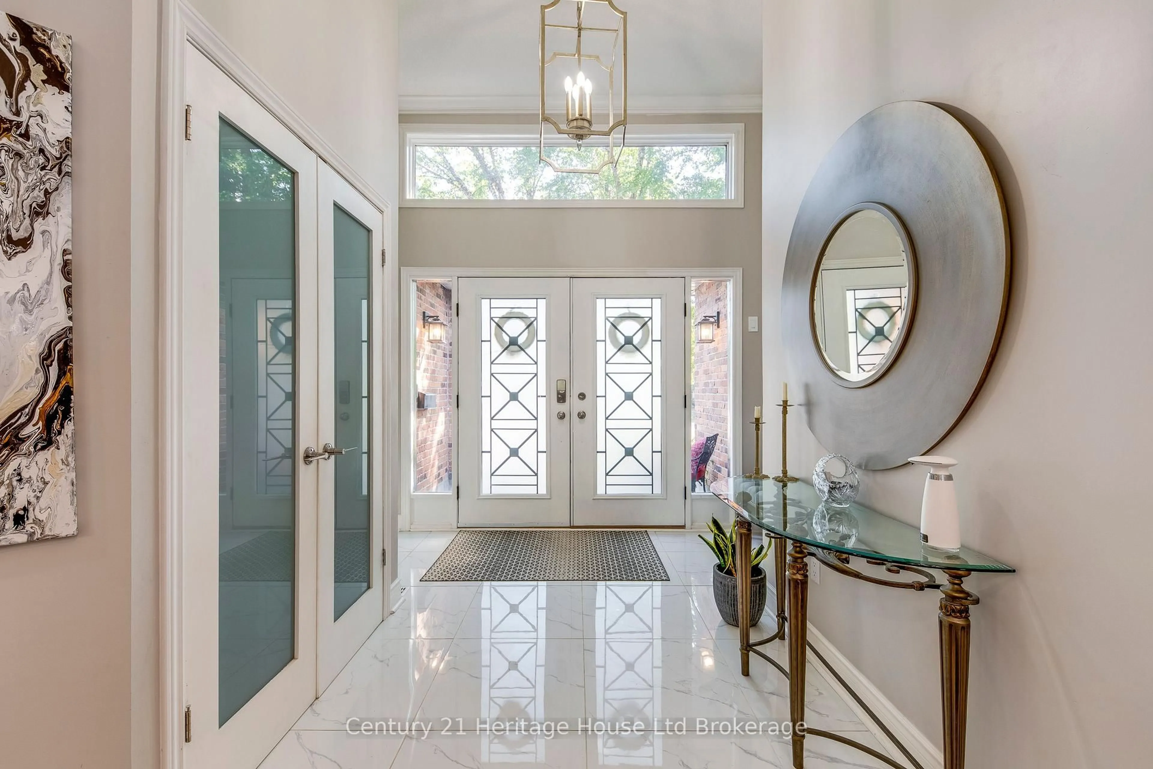 Indoor entryway for 206 Fiddlers Green Rd, Hamilton Ontario L9G 1W6
