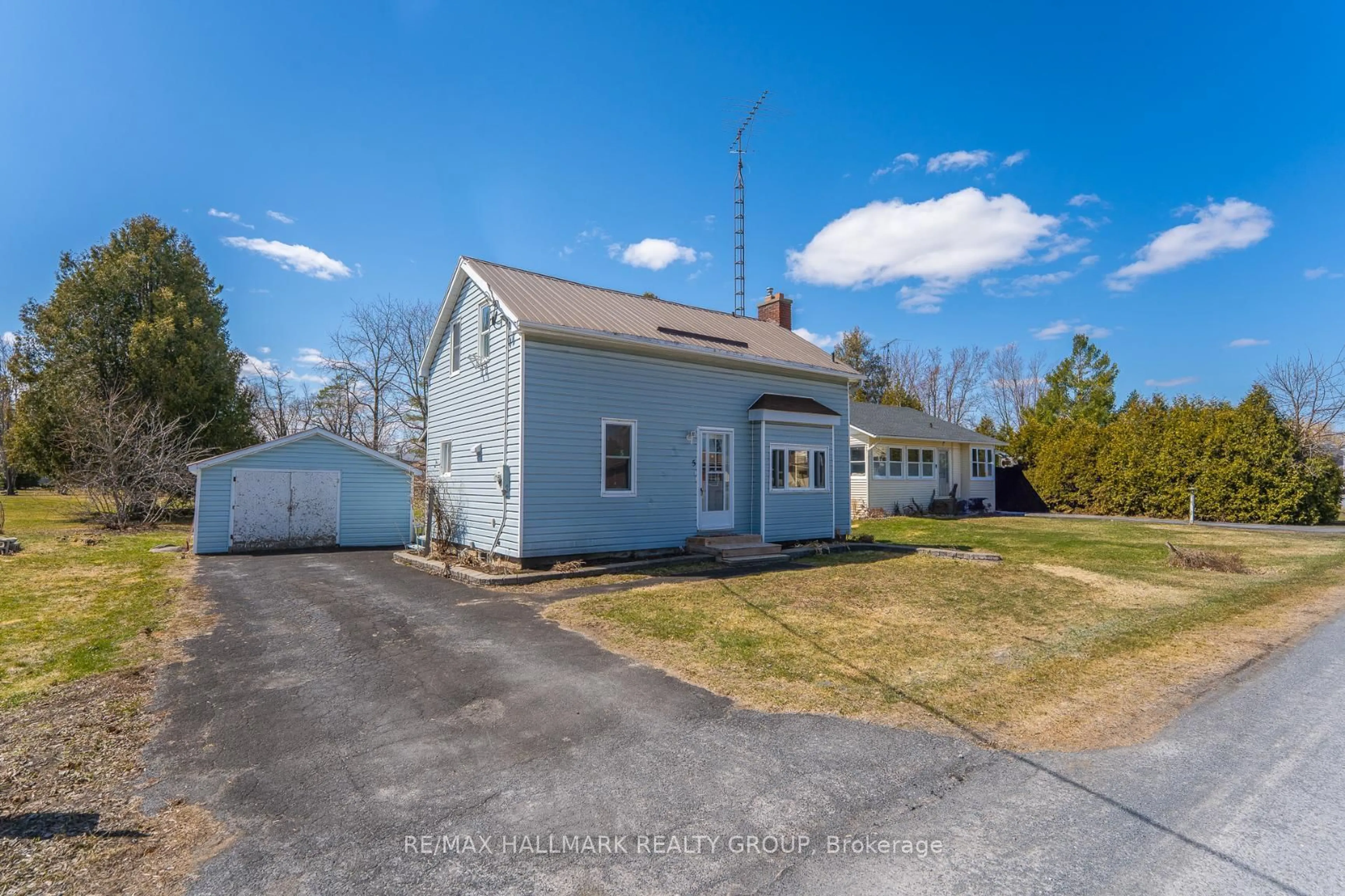 A pic from outside/outdoor area/front of a property/back of a property/a pic from drone, street for 5 Nelson St, North Stormont Ontario K0C 1K0