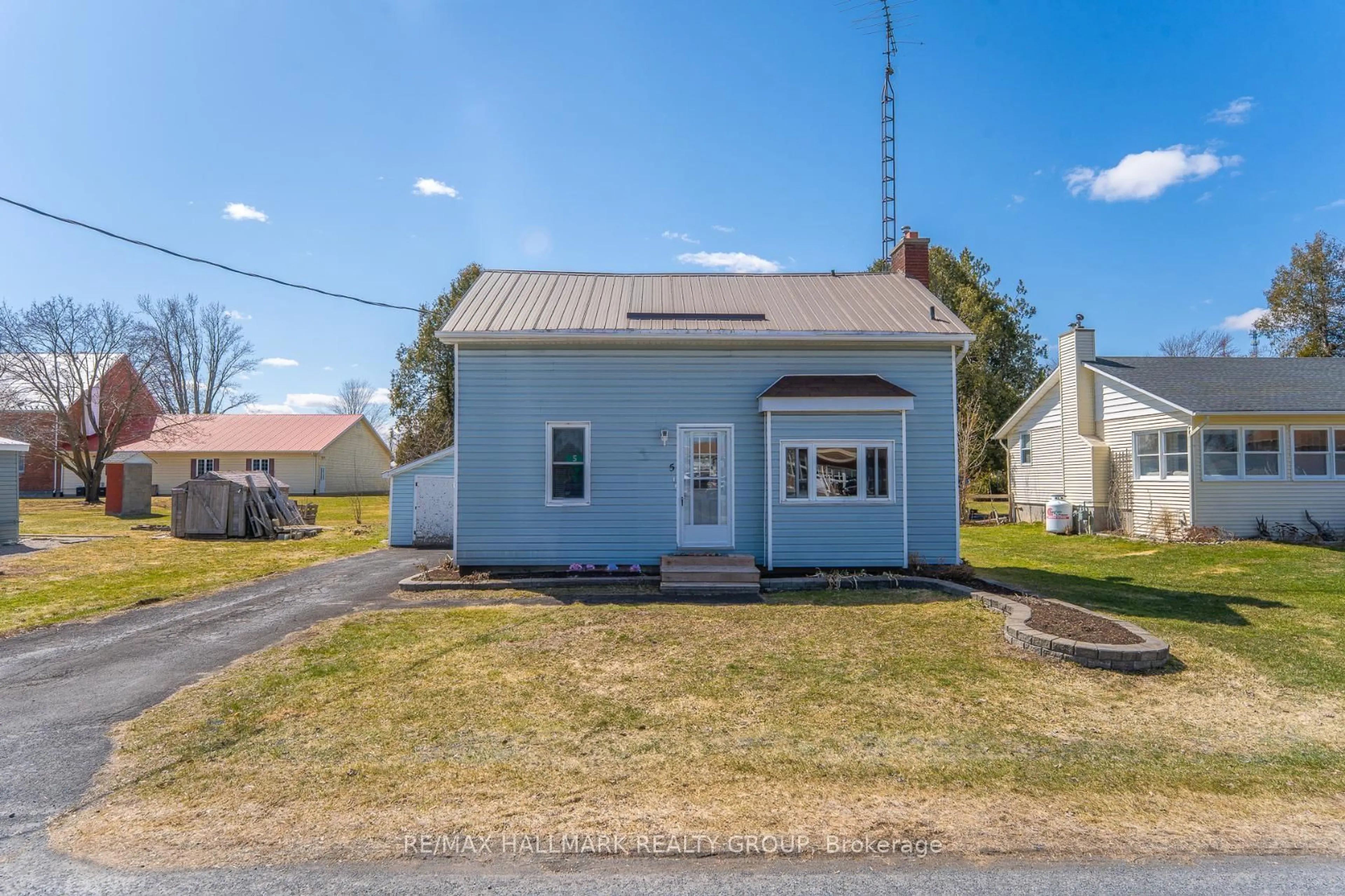 A pic from outside/outdoor area/front of a property/back of a property/a pic from drone, street for 5 Nelson St, North Stormont Ontario K0C 1K0