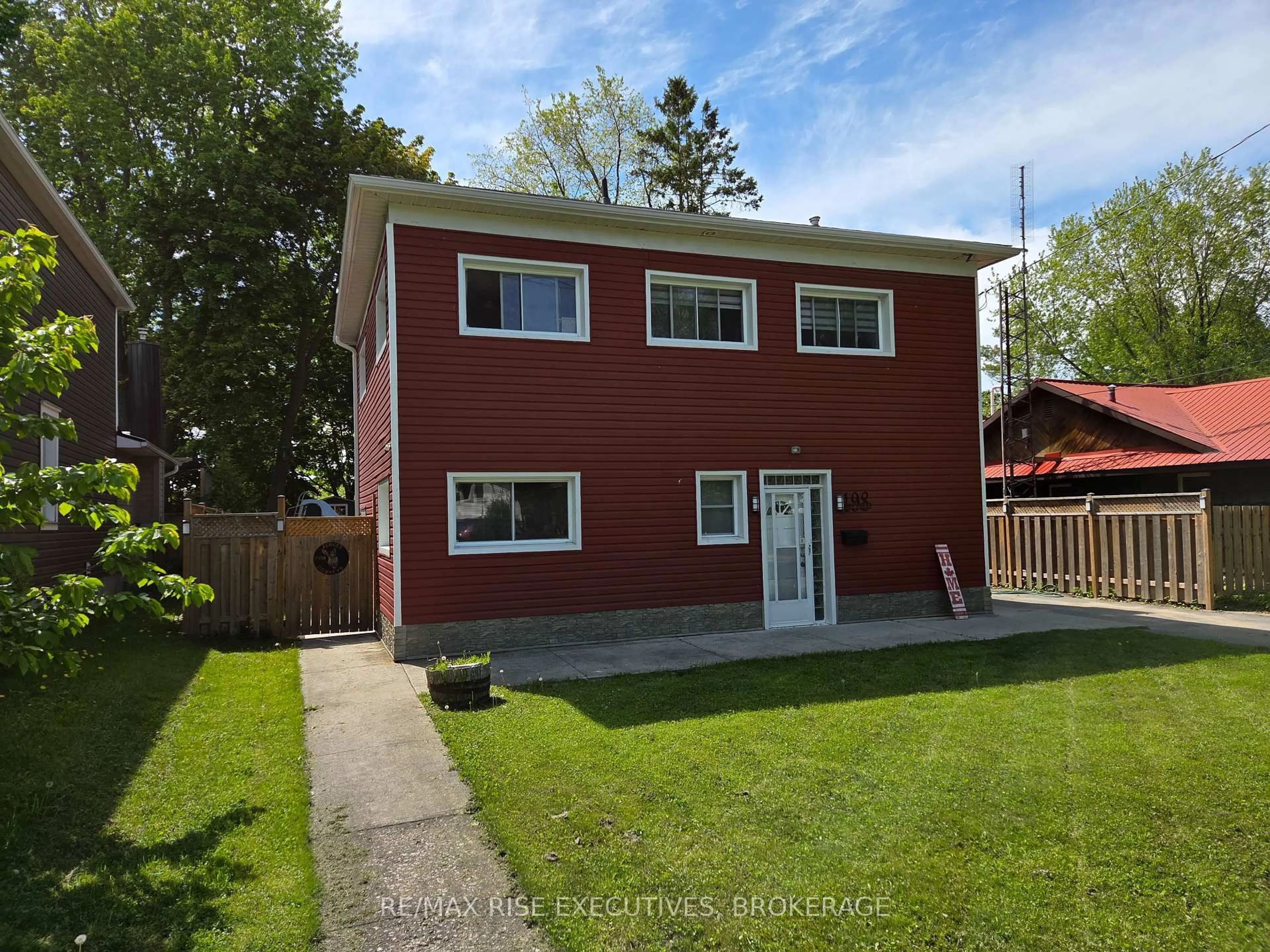 A pic from outside/outdoor area/front of a property/back of a property/a pic from drone, street for 198 WESTDALE Ave, Kingston Ontario K7L 4S5