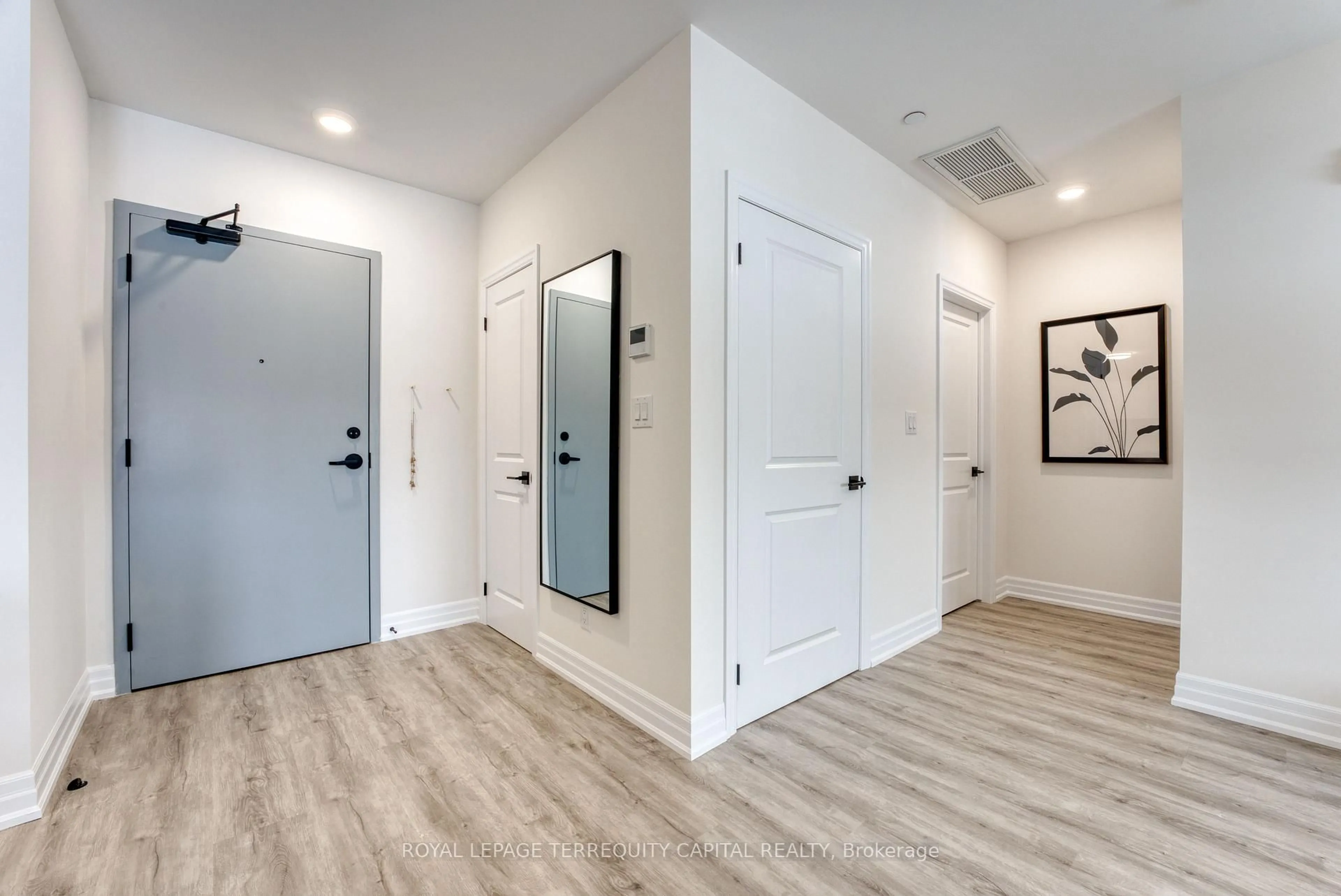 Indoor entryway for 7333 Meo Blvd #305, LaSalle Ontario N9H 0P4