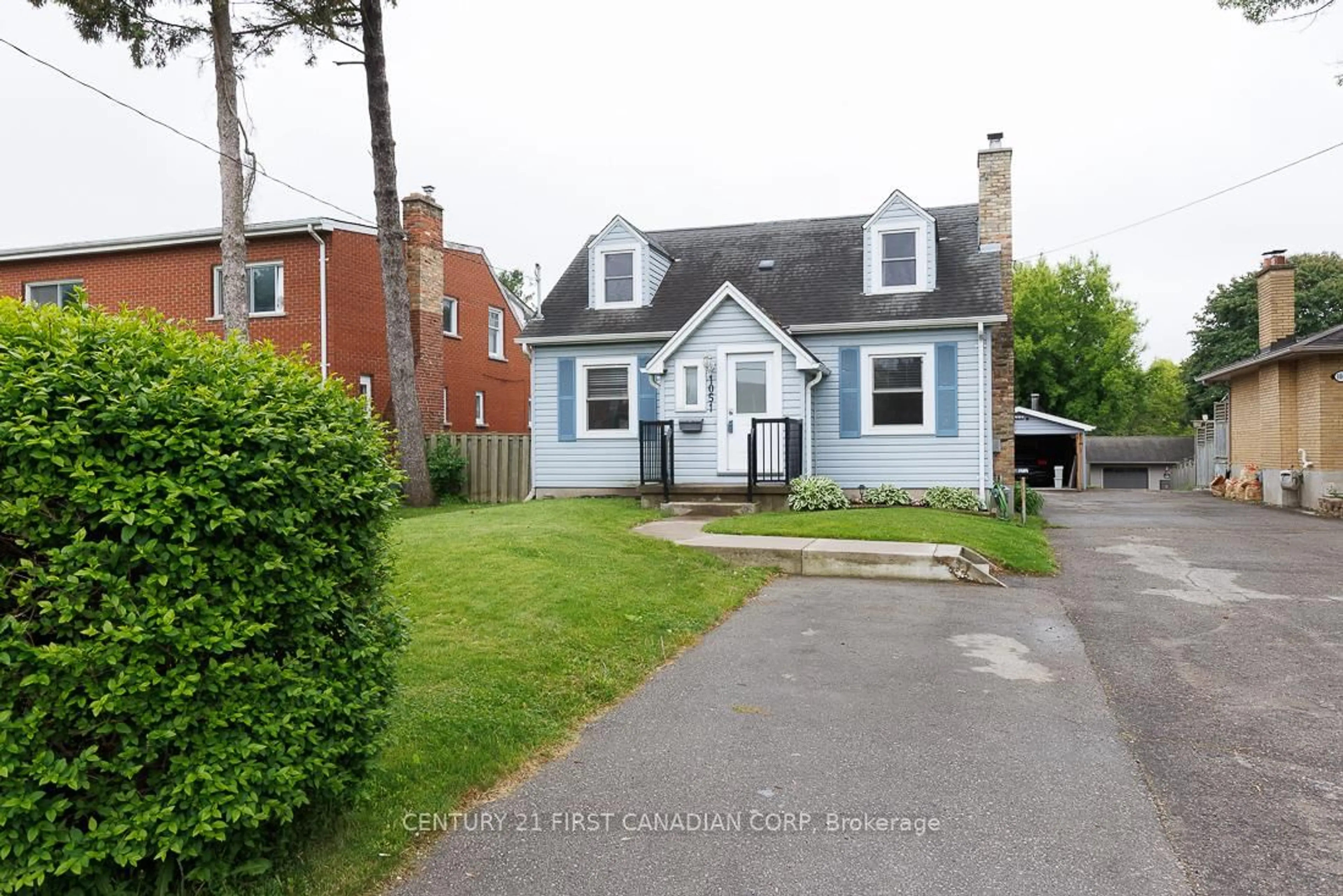 A pic from outside/outdoor area/front of a property/back of a property/a pic from drone, street for 1051 Hamilton Rd, London East Ontario N5W 1A7