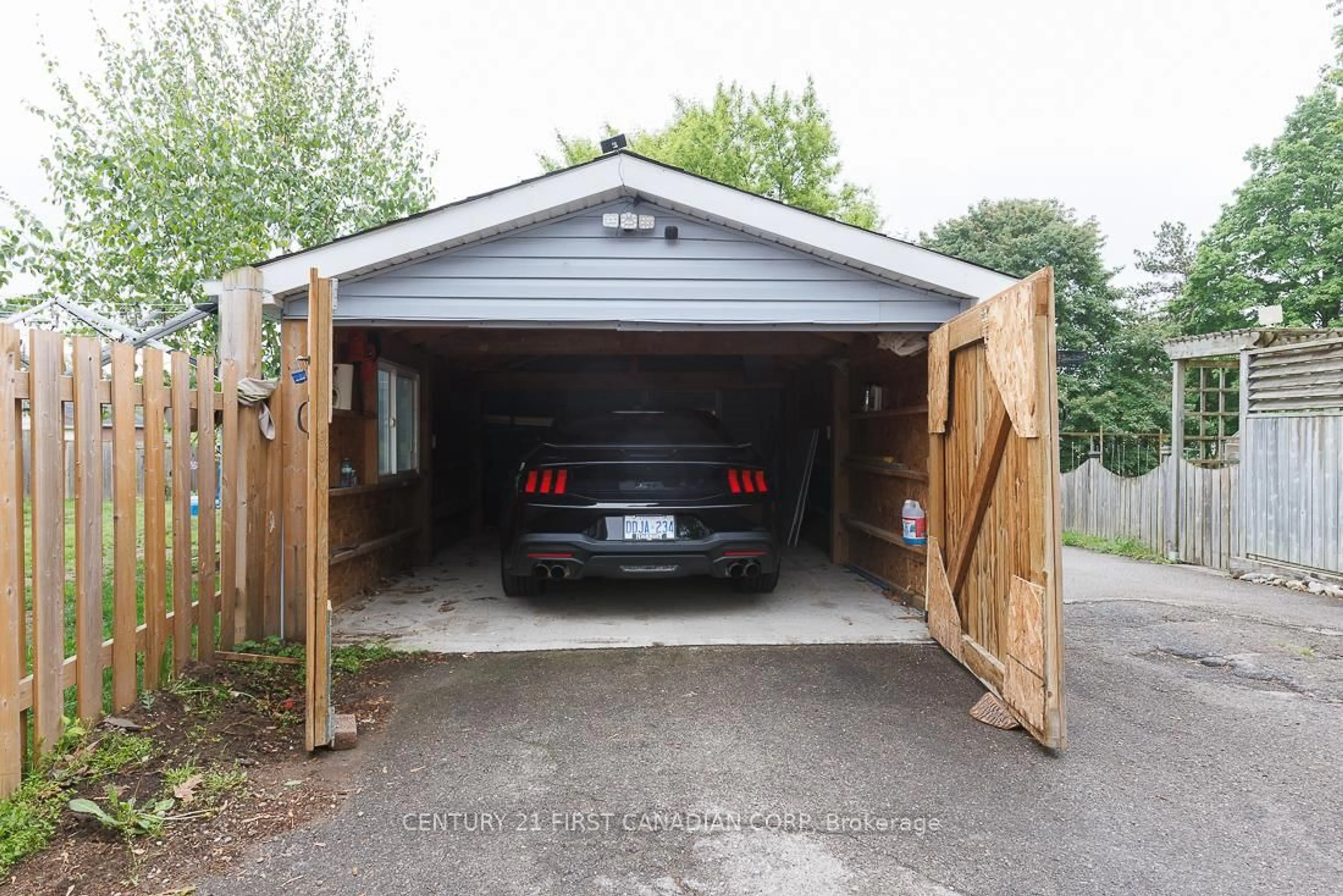 Indoor garage for 1051 Hamilton Rd, London East Ontario N5W 1A7