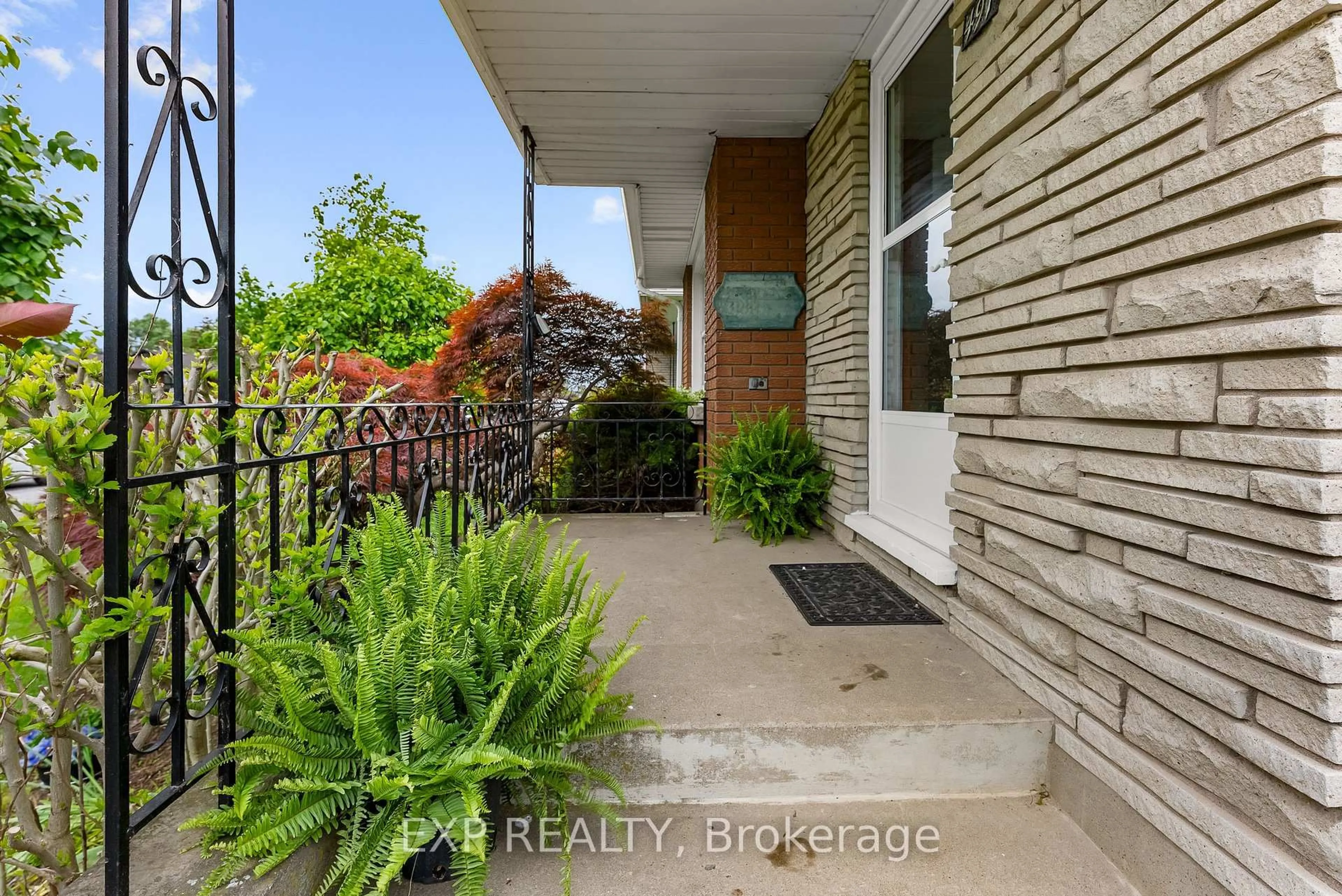 Indoor entryway for 497 Sugarloaf St, Port Colborne Ontario L3K 2P9