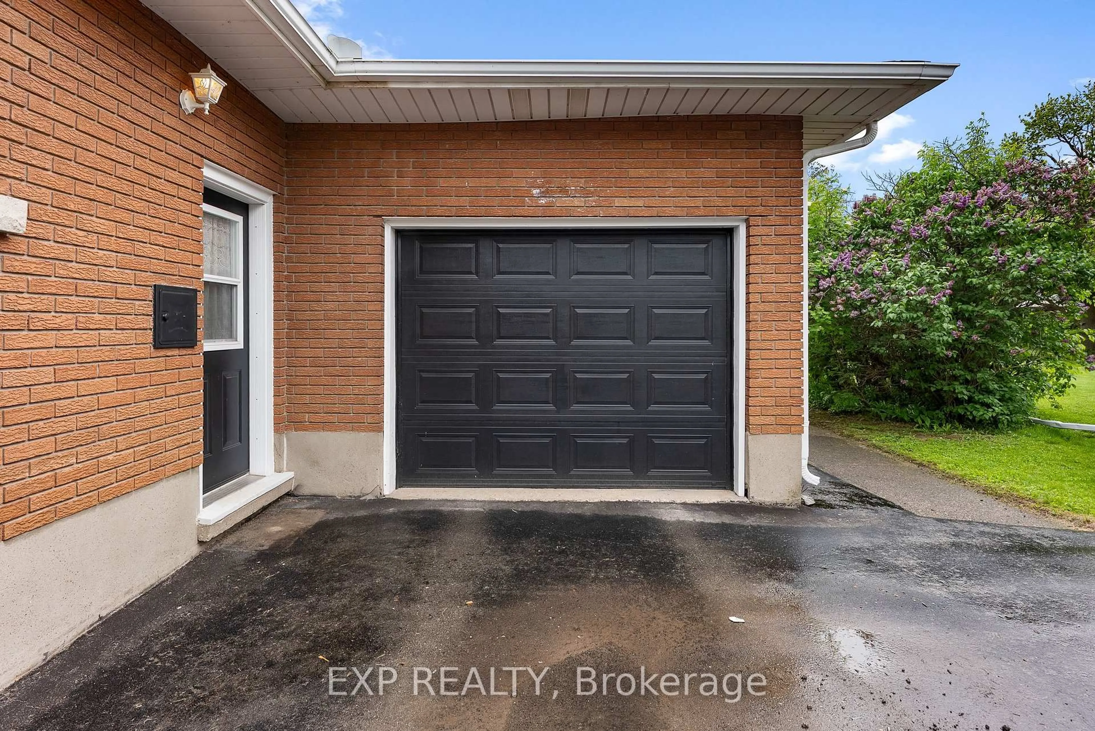Indoor garage for 497 Sugarloaf St, Port Colborne Ontario L3K 2P9