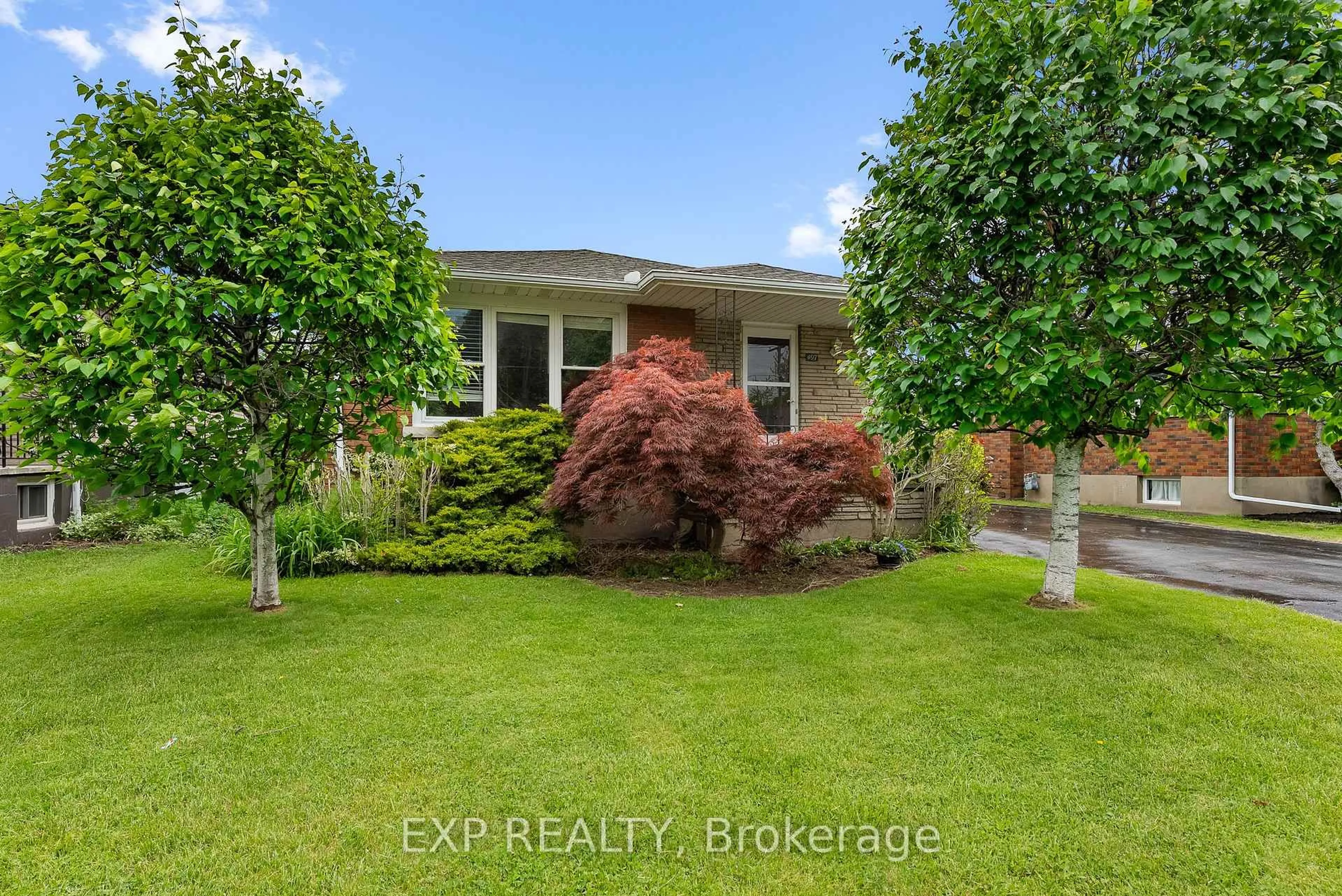 A pic from outside/outdoor area/front of a property/back of a property/a pic from drone, street for 497 Sugarloaf St, Port Colborne Ontario L3K 2P9