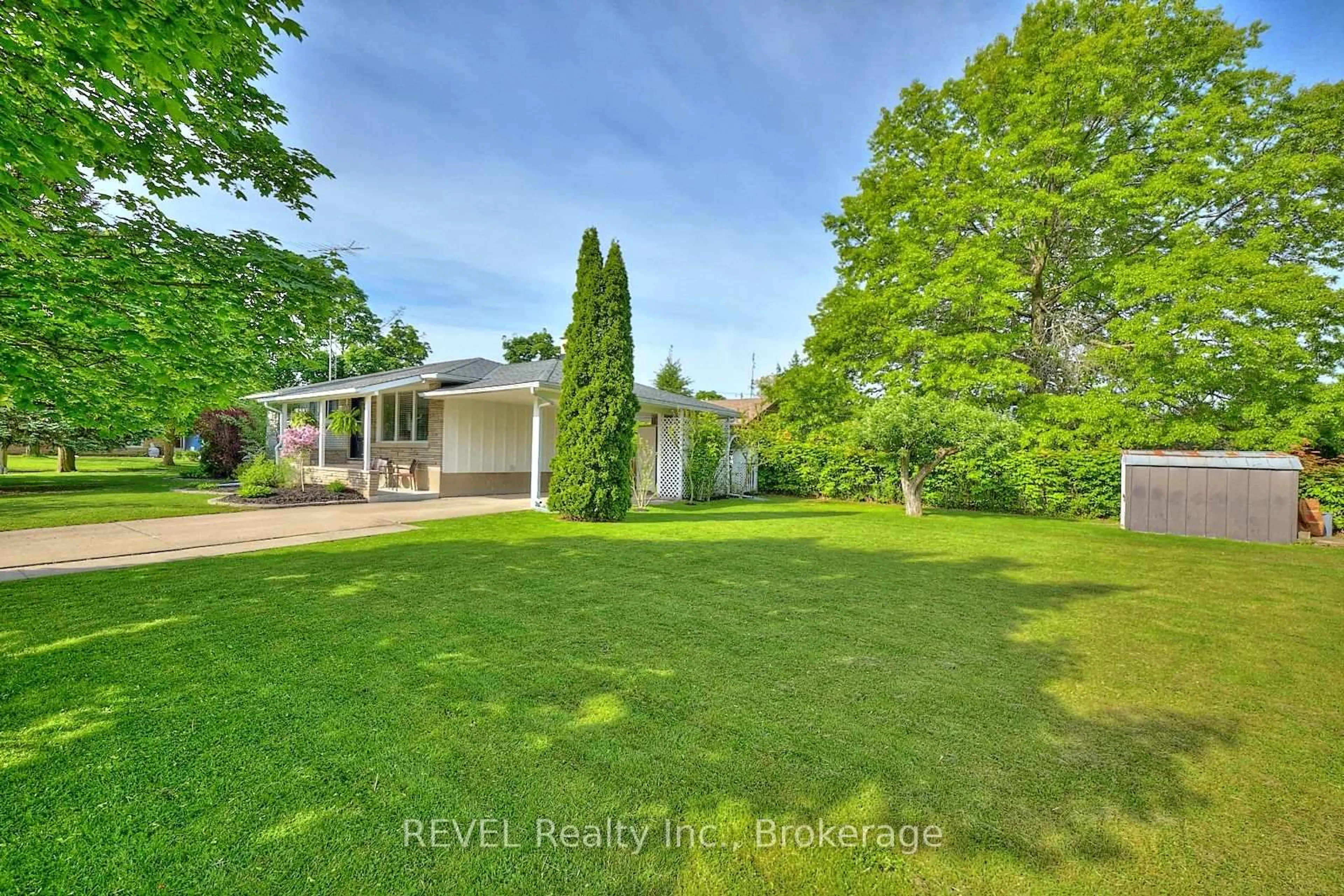 A pic from outside/outdoor area/front of a property/back of a property/a pic from drone, unknown for 12 Ridley Heights Dr, St. Catharines Ontario L2S 2J2