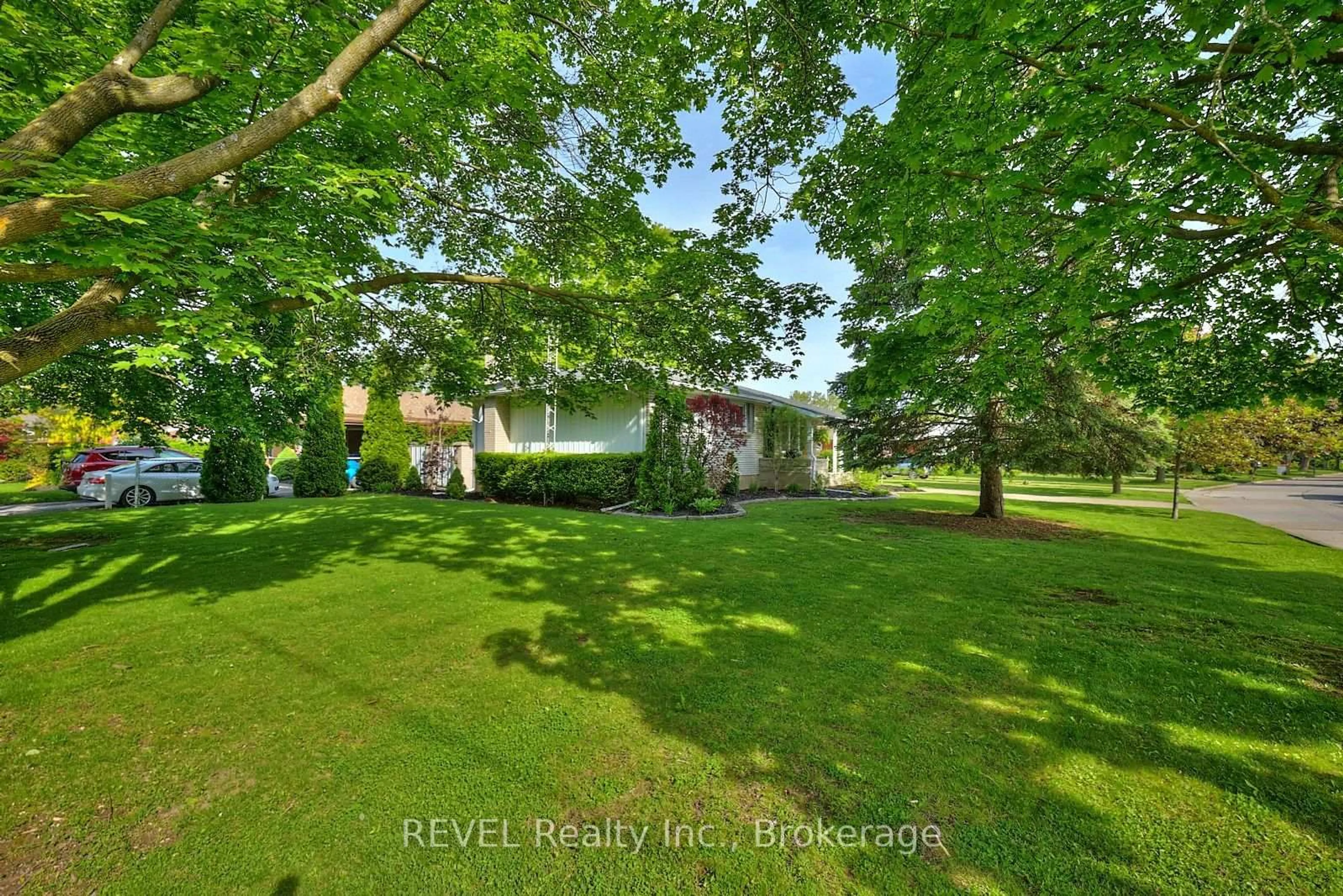A pic from outside/outdoor area/front of a property/back of a property/a pic from drone, water/lake/river/ocean view for 12 Ridley Heights Dr, St. Catharines Ontario L2S 2J2
