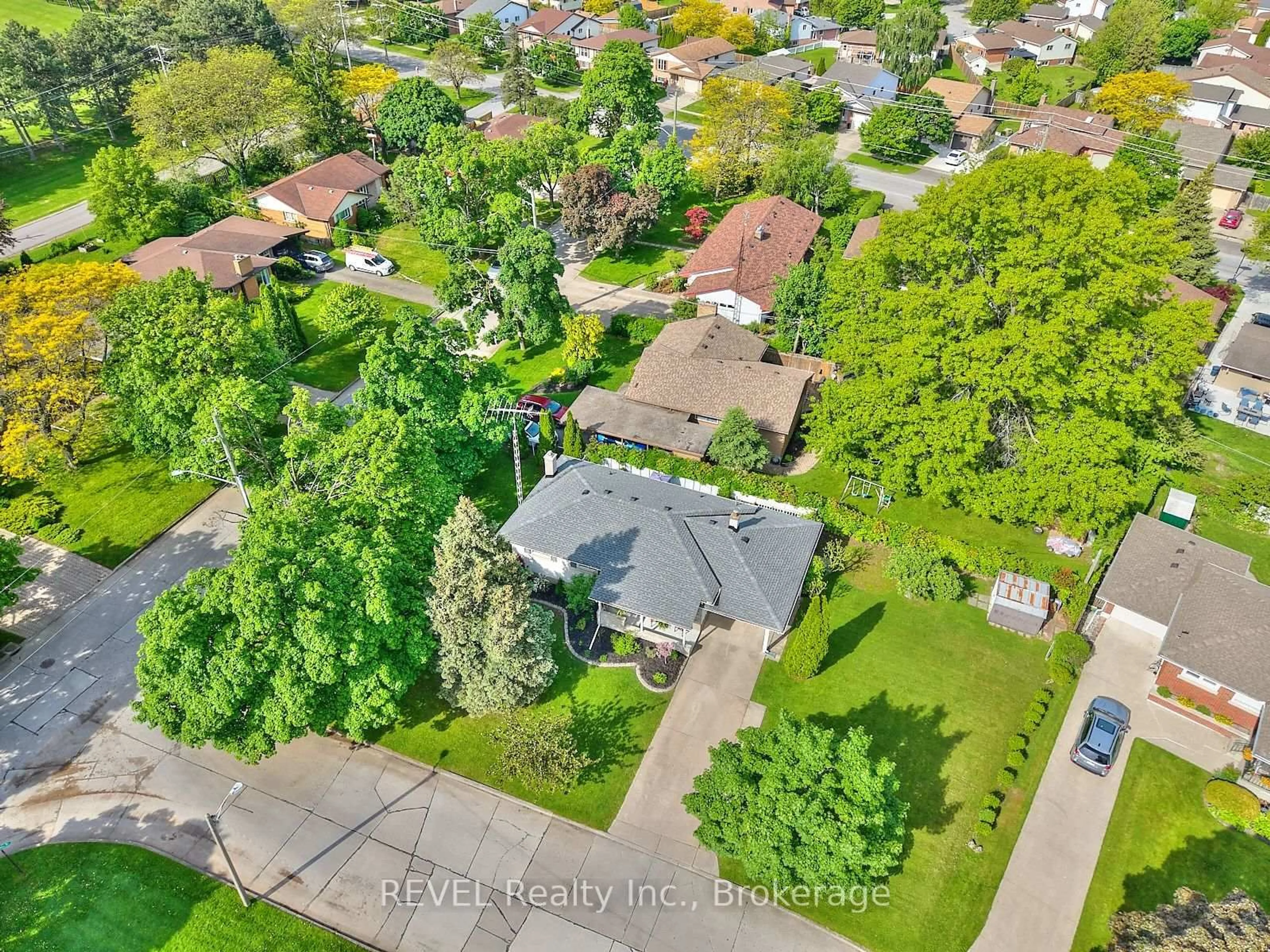 A pic from outside/outdoor area/front of a property/back of a property/a pic from drone, street for 12 Ridley Heights Dr, St. Catharines Ontario L2S 2J2